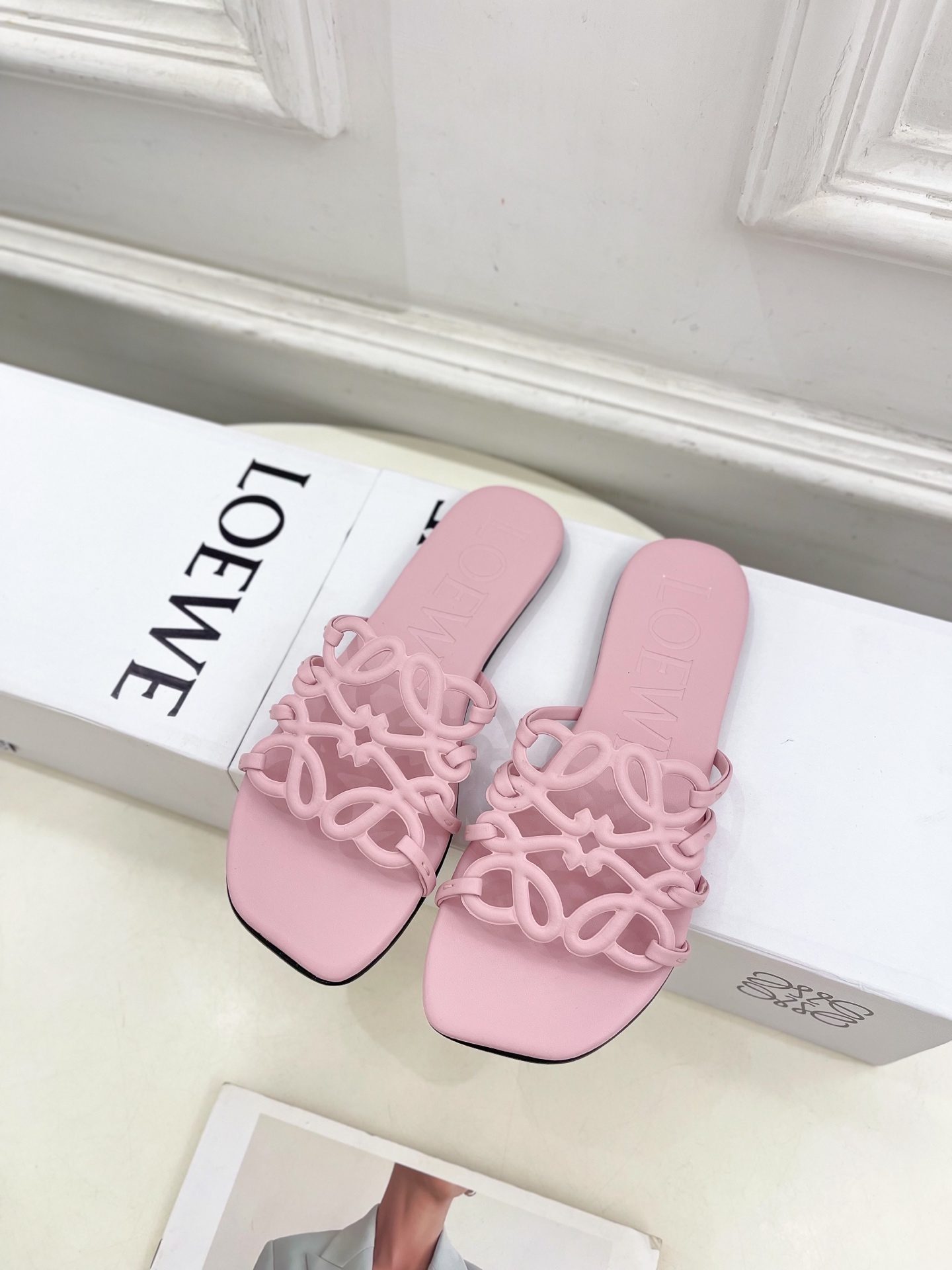 LOEWE 罗意威 2025春夏新品  Petal Anagram镂空平底拖鞋
—————————
LO