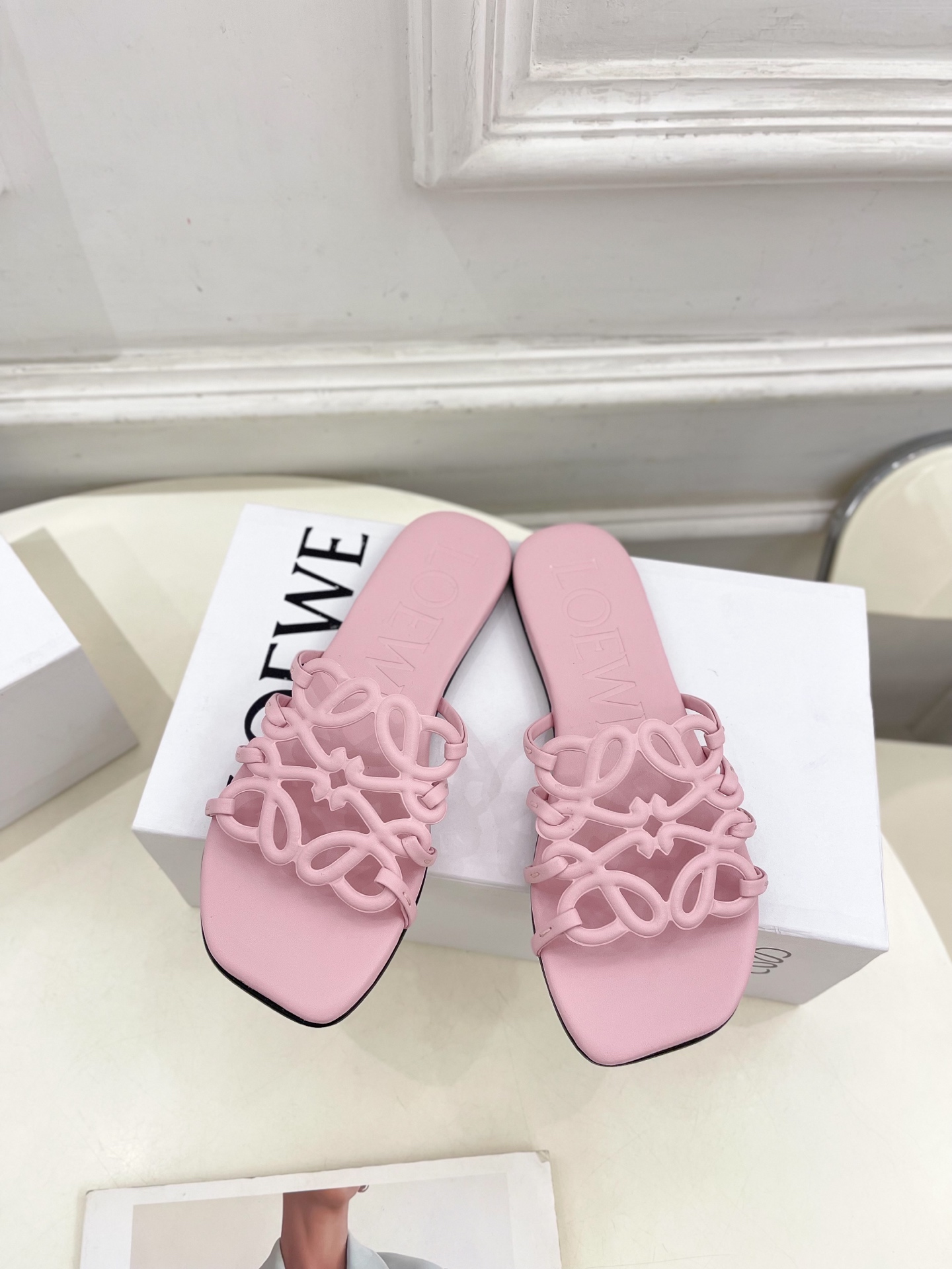 LOEWE 罗意威 2025春夏新品  Petal Anagram镂空平底拖鞋
—————————
LO