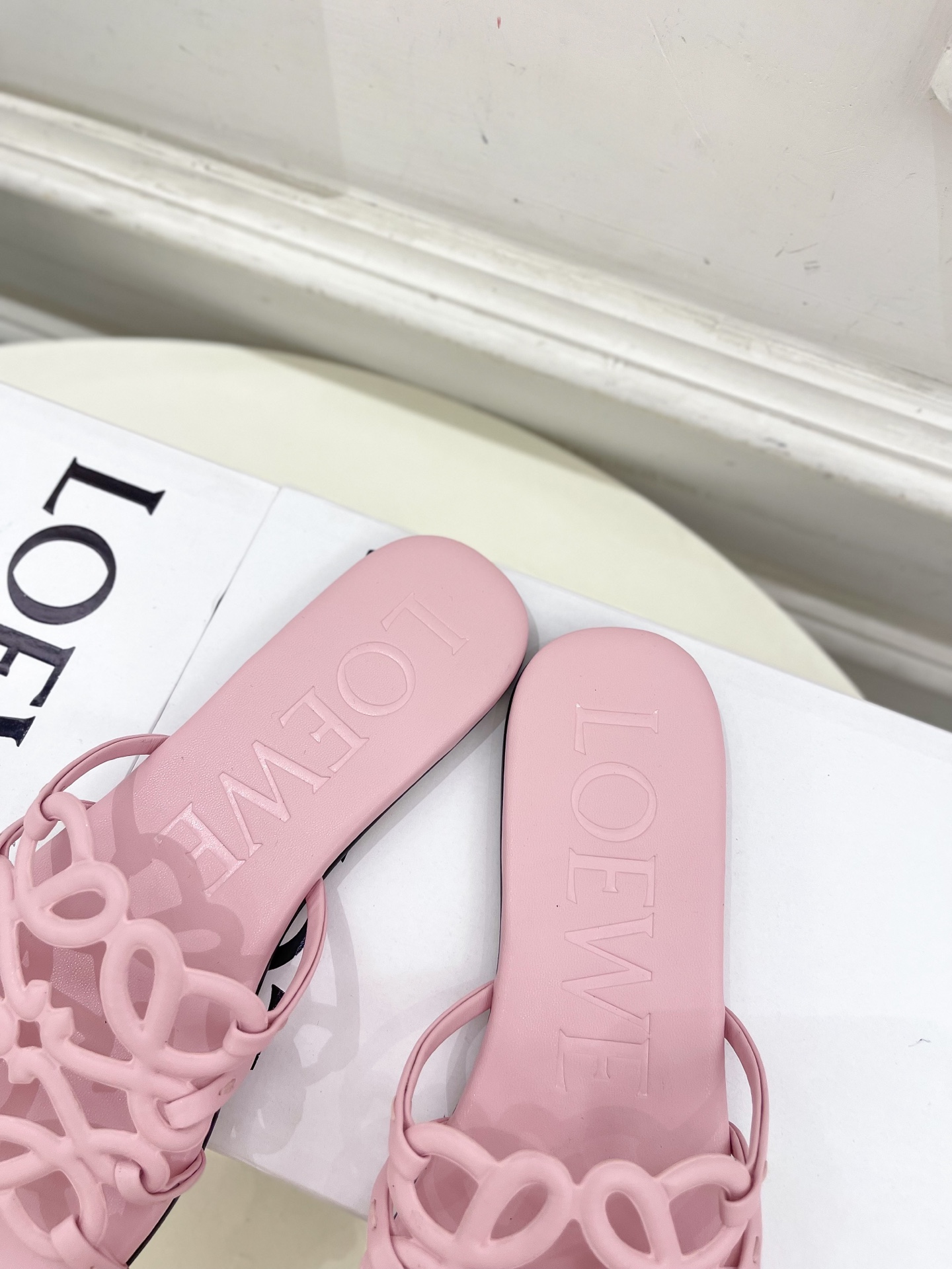 LOEWE 罗意威 2025春夏新品  Petal Anagram镂空平底拖鞋
—————————
LO