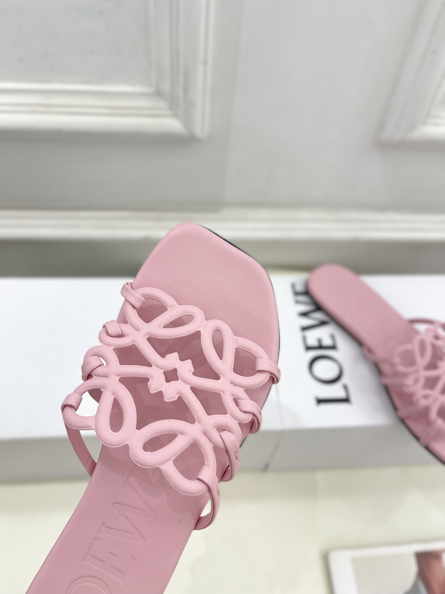 LOEWE 罗意威 2025春夏新品  Petal Anagram镂空平底拖鞋
—————————
LO
