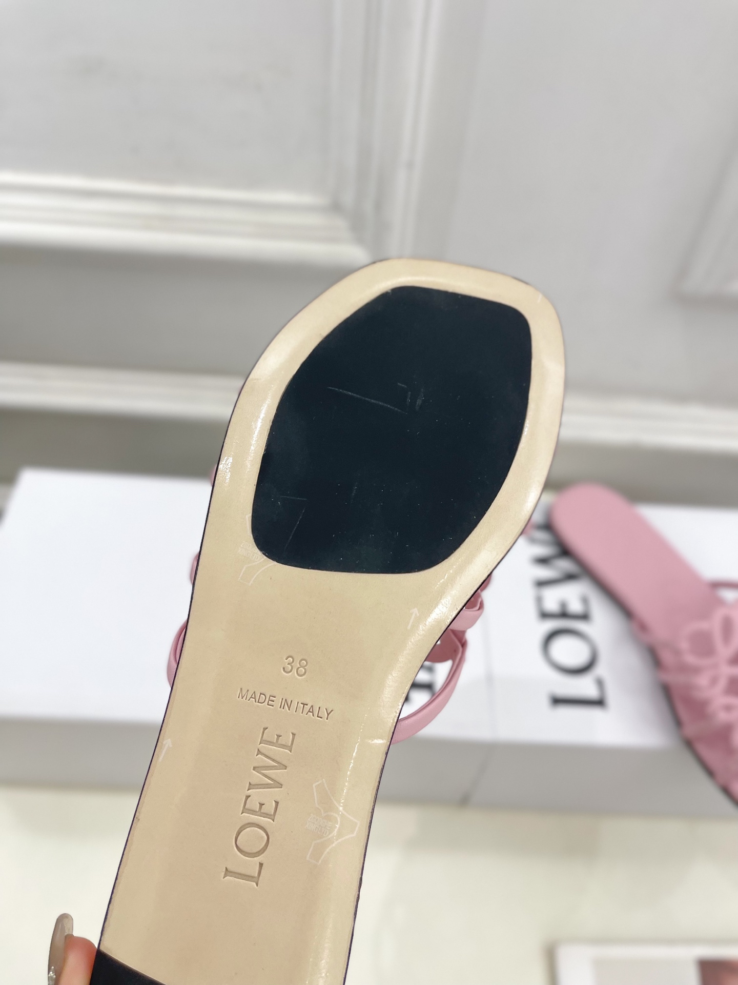 LOEWE 罗意威 2025春夏新品  Petal Anagram镂空平底拖鞋
—————————
LO