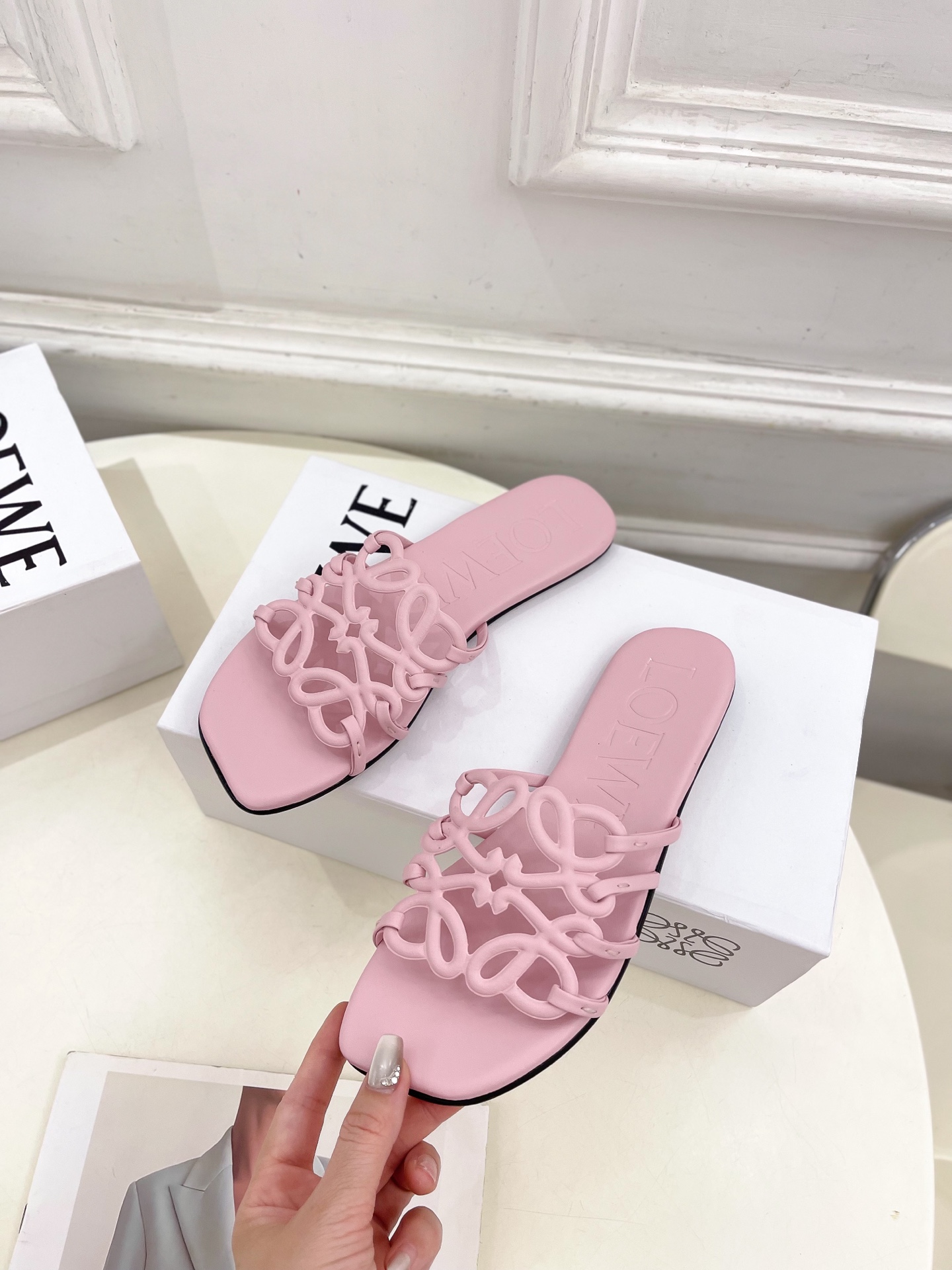 LOEWE 罗意威 2025春夏新品  Petal Anagram镂空平底拖鞋
—————————
LO