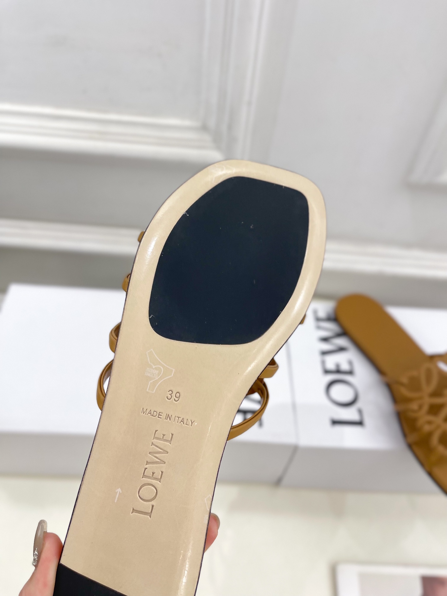 LOEWE 罗意威 2025春夏新品  Petal Anagram镂空平底拖鞋
—————————
LO