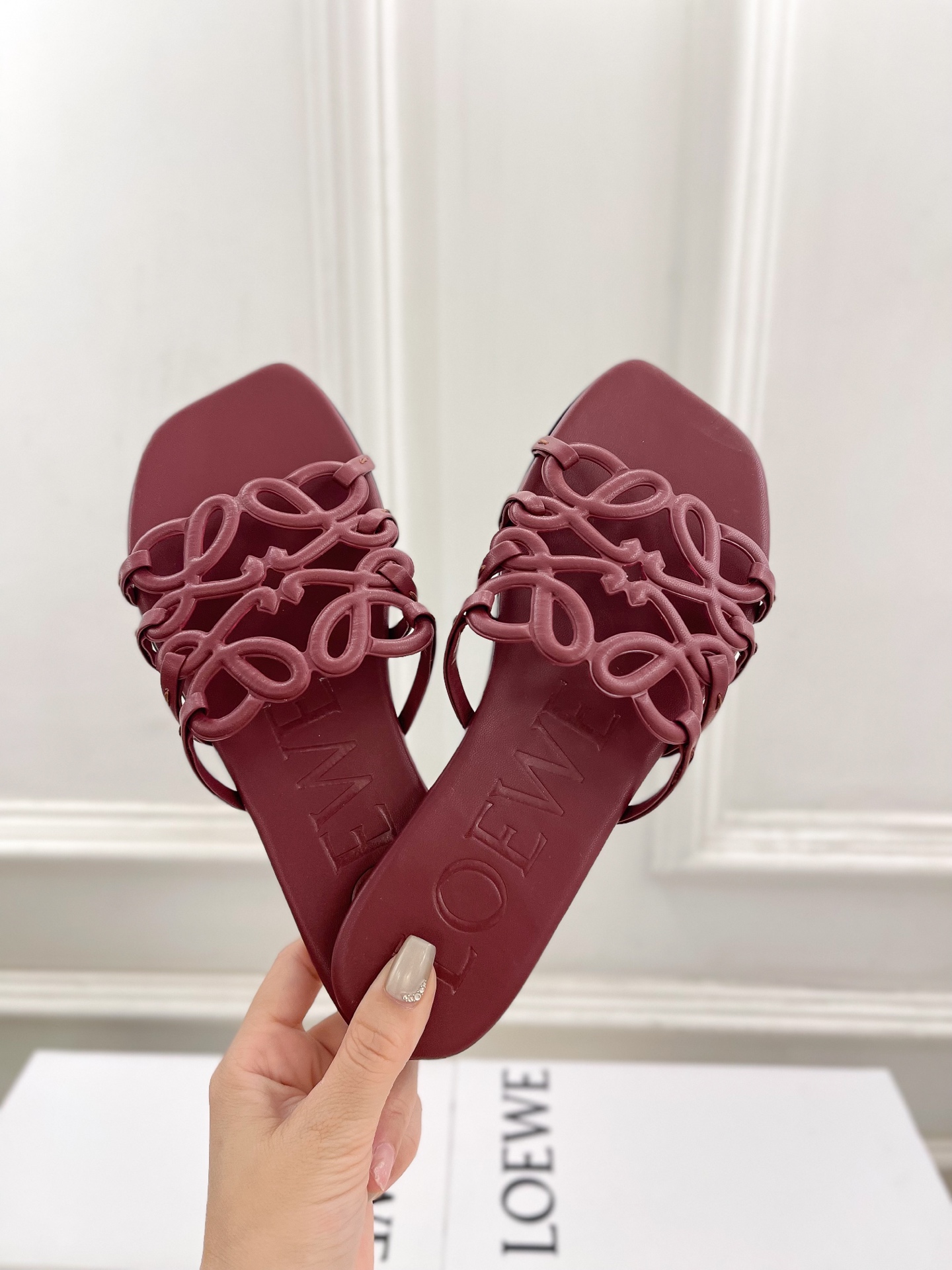 LOEWE 罗意威 2025春夏新品  Petal Anagram镂空平底拖鞋
—————————
LO