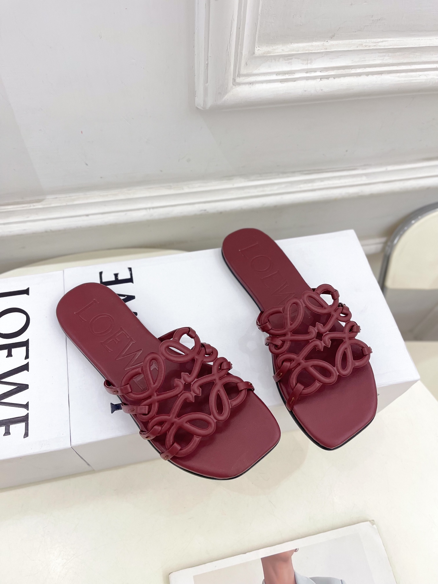 LOEWE 罗意威 2025春夏新品  Petal Anagram镂空平底拖鞋
—————————
LO