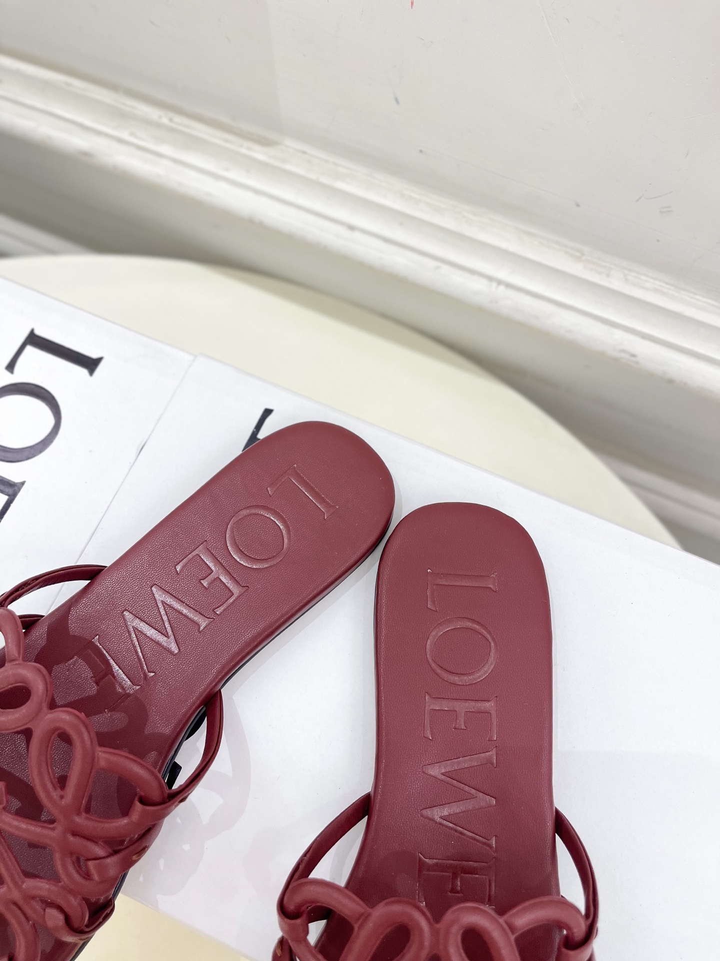 LOEWE 罗意威 2025春夏新品  Petal Anagram镂空平底拖鞋
—————————
LO