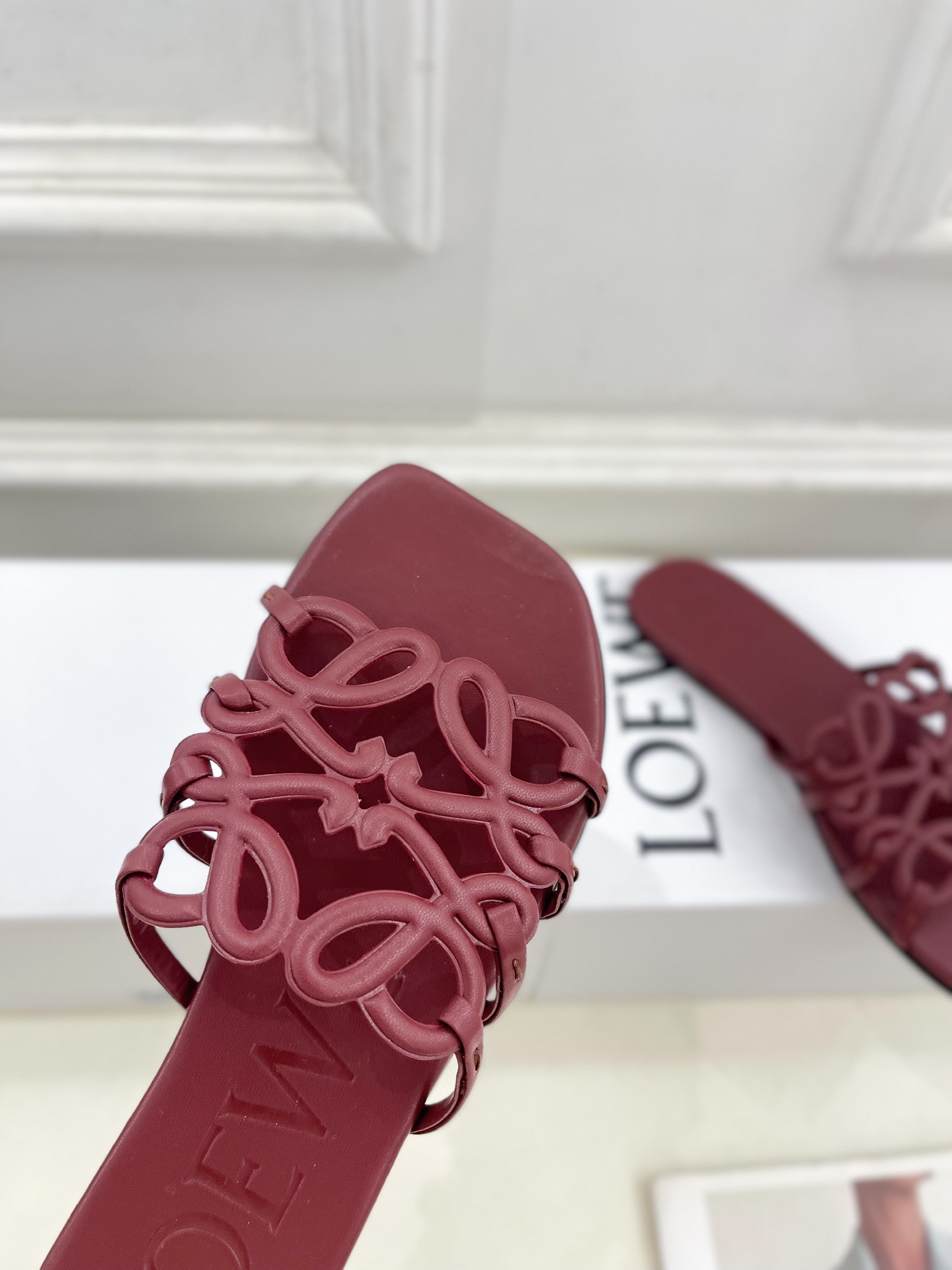 LOEWE 罗意威 2025春夏新品  Petal Anagram镂空平底拖鞋
—————————
LO