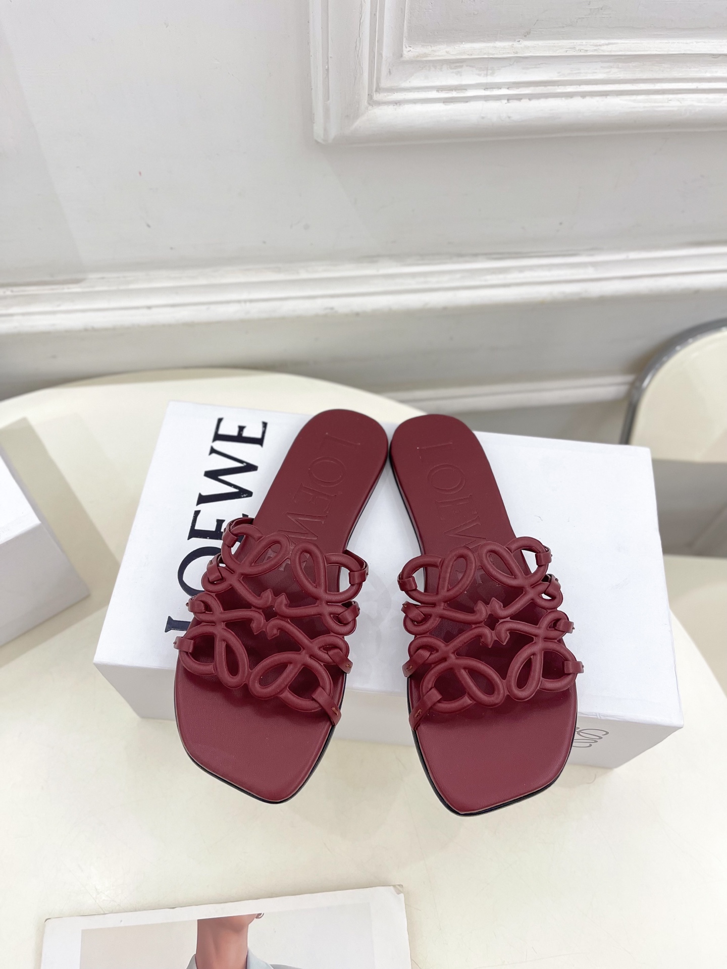 LOEWE 罗意威 2025春夏新品  Petal Anagram镂空平底拖鞋
—————————
LO