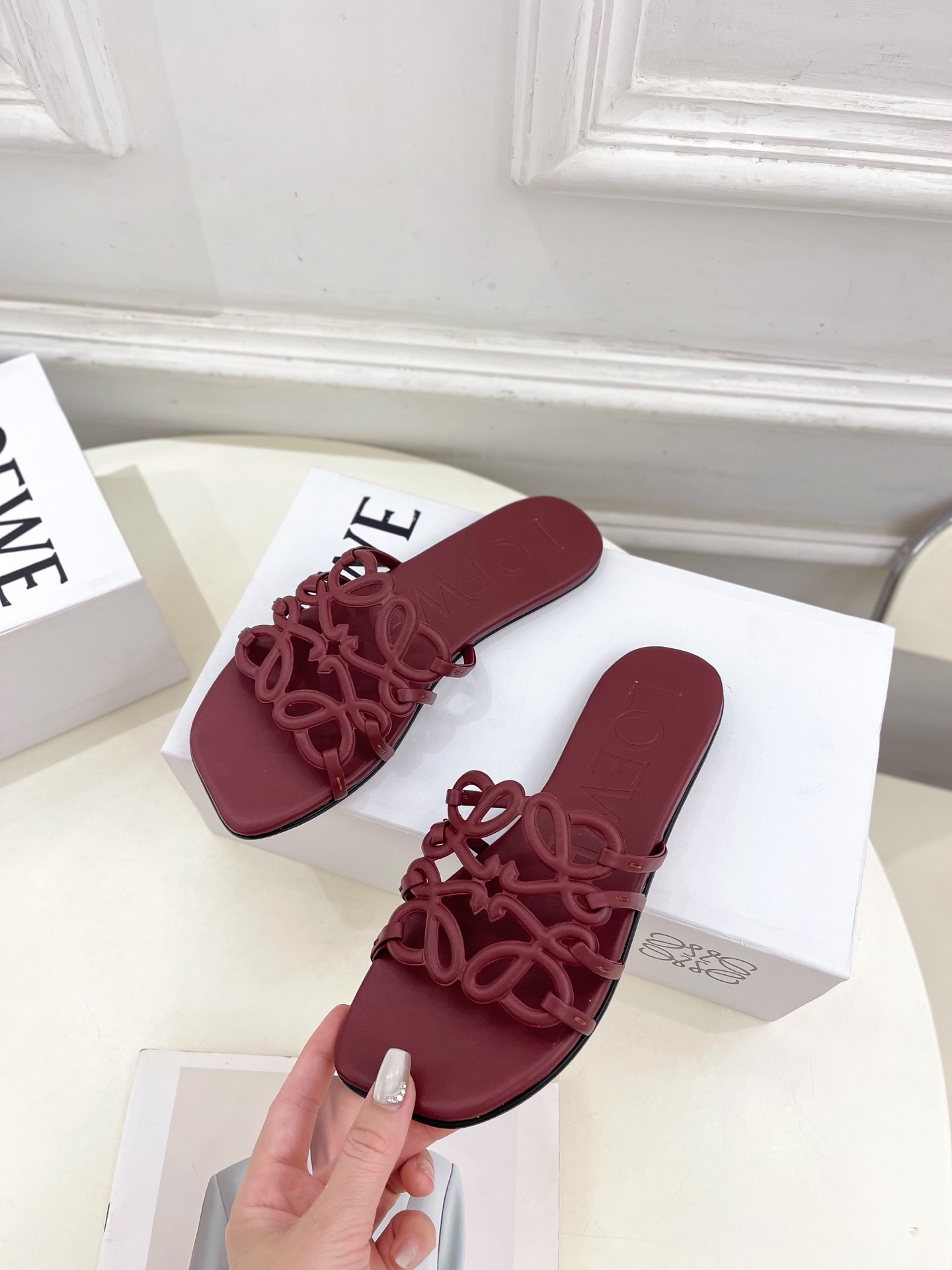 LOEWE 罗意威 2025春夏新品  Petal Anagram镂空平底拖鞋
—————————
LO