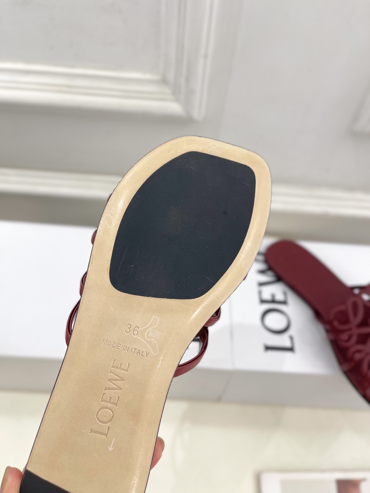 LOEWE 罗意威 2025春夏新品  Petal Anagram镂空平底拖鞋
—————————
LO