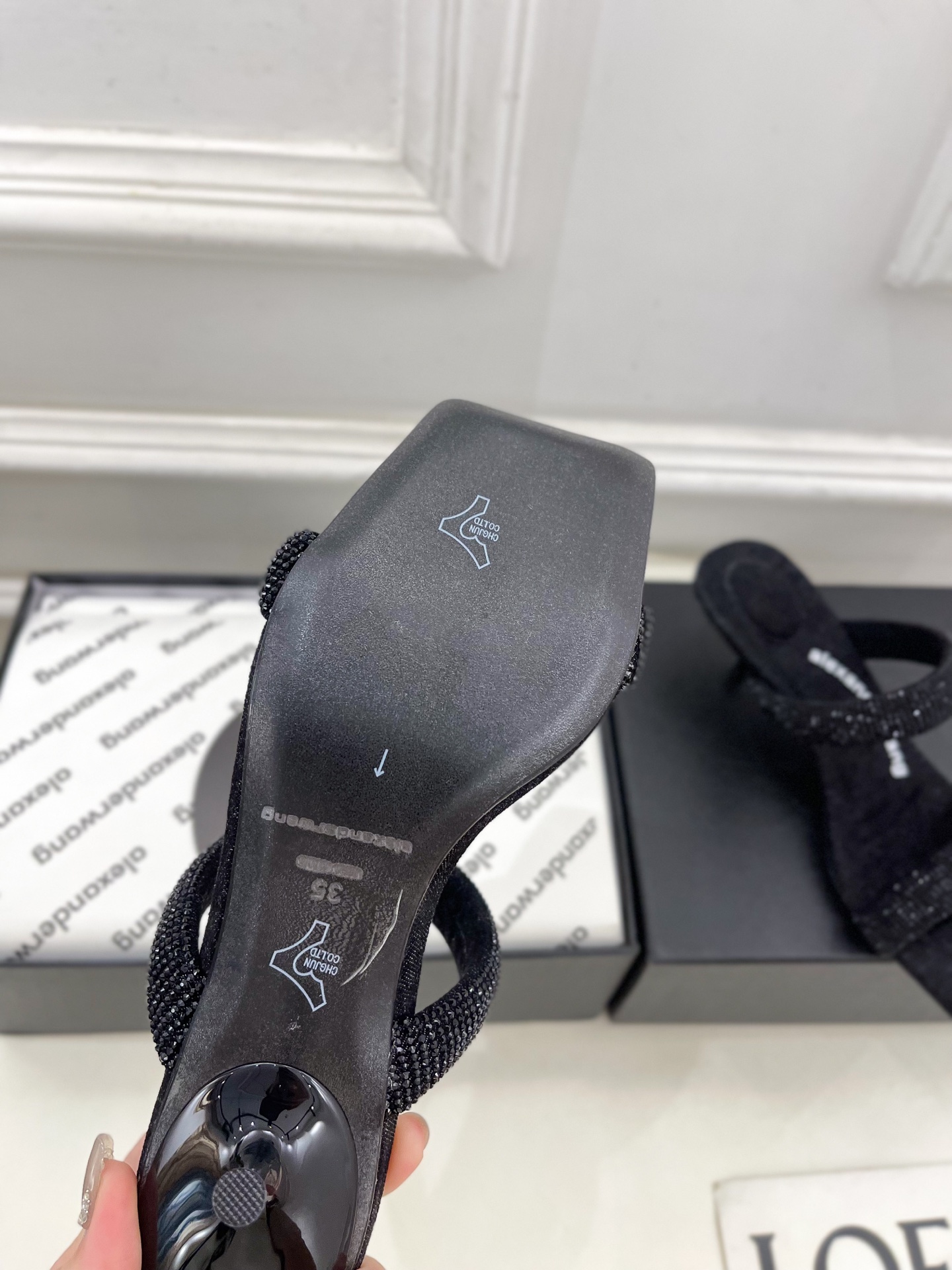 Alexander wang 亚力山•大王

2025早春新品  julie水晶烫钻高跟方头凉拖鞋
——