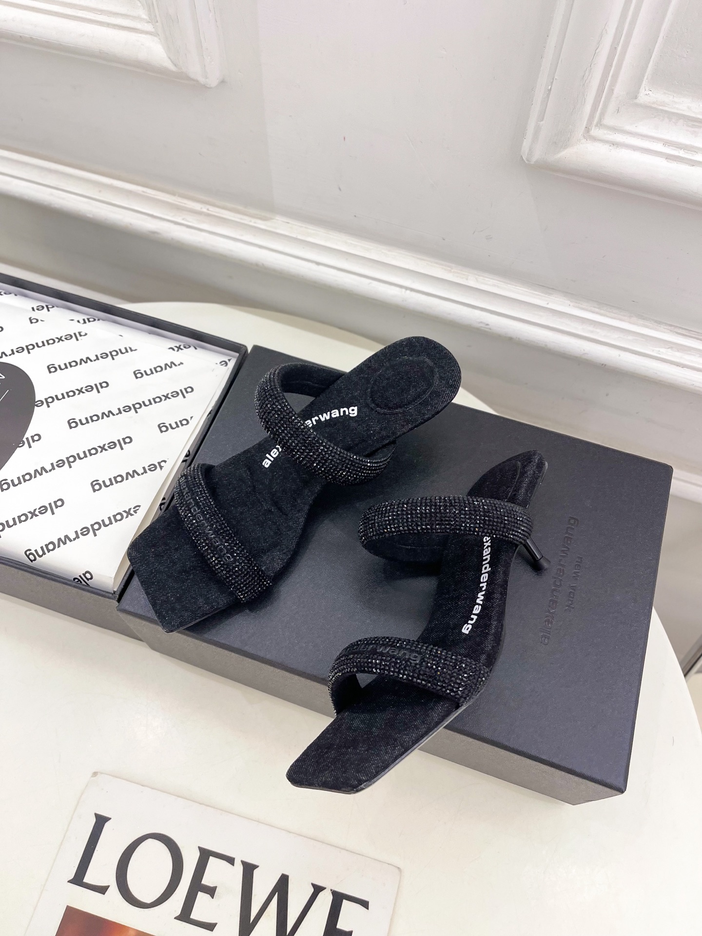 Alexander wang 亚力山•大王

2025早春新品  julie水晶烫钻高跟方头凉拖鞋
——