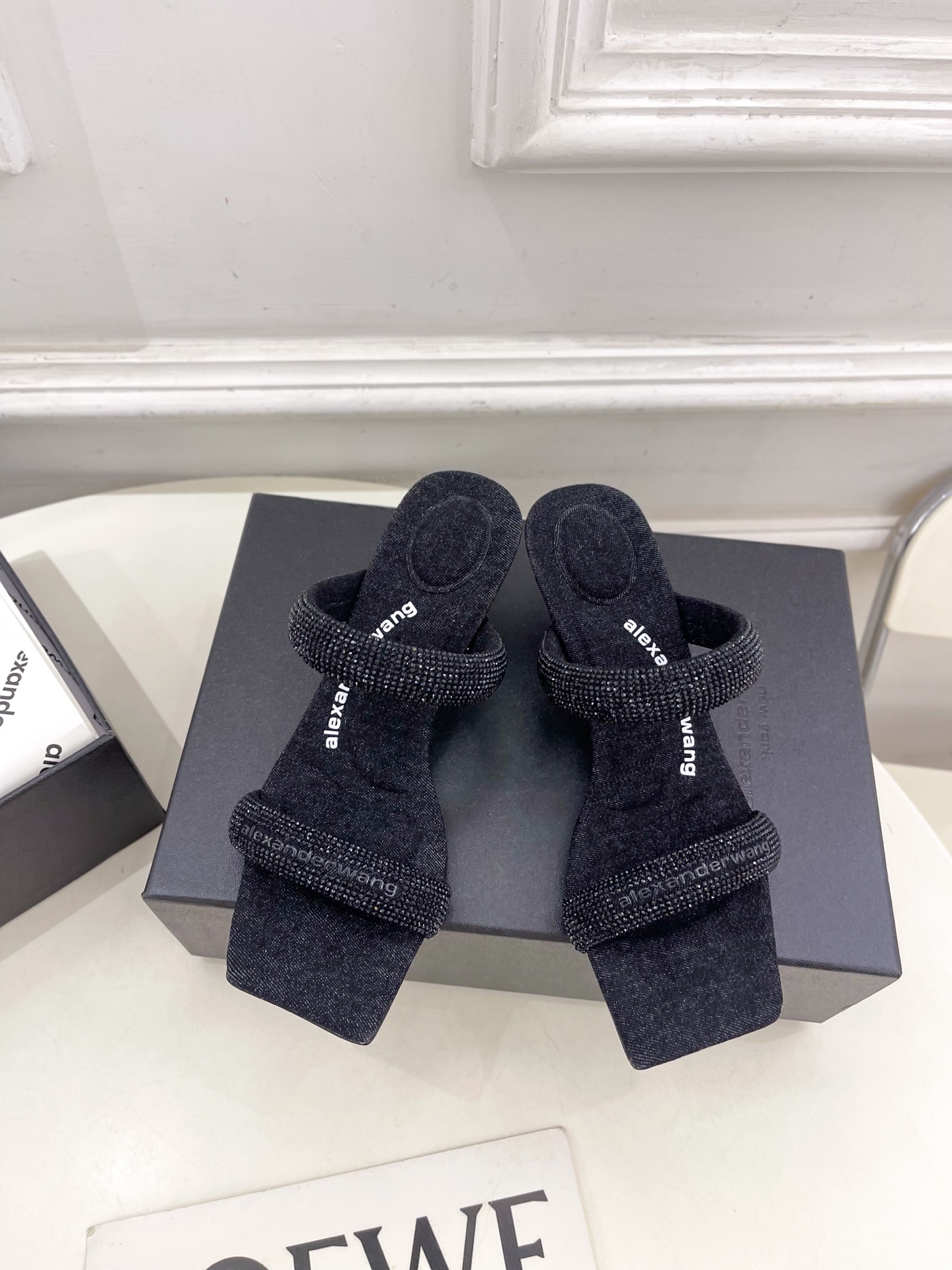 Alexander wang 亚力山•大王

2025早春新品  julie水晶烫钻高跟方头凉拖鞋
——
