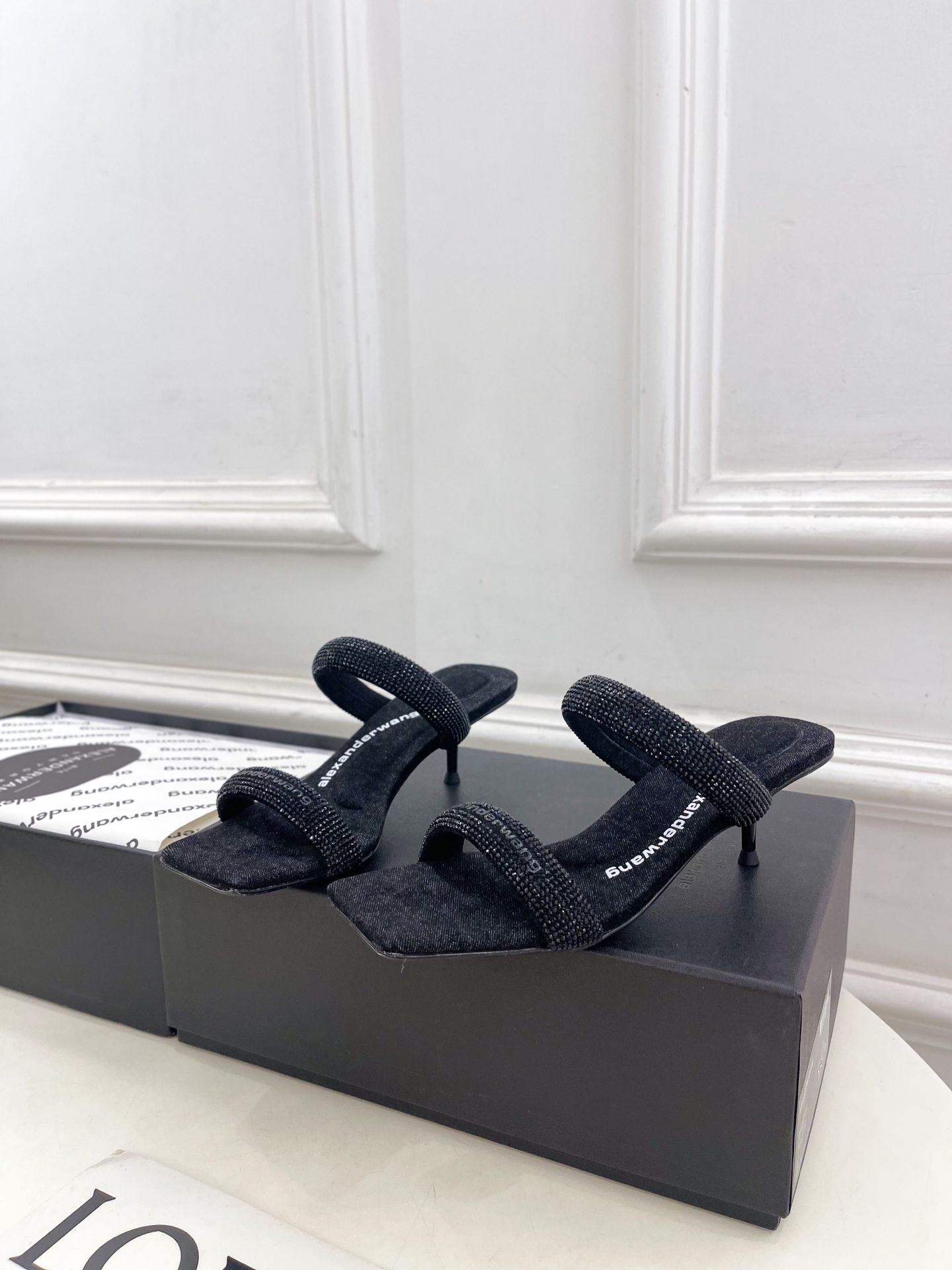 Alexander wang 亚力山•大王

2025早春新品  julie水晶烫钻高跟方头凉拖鞋
——