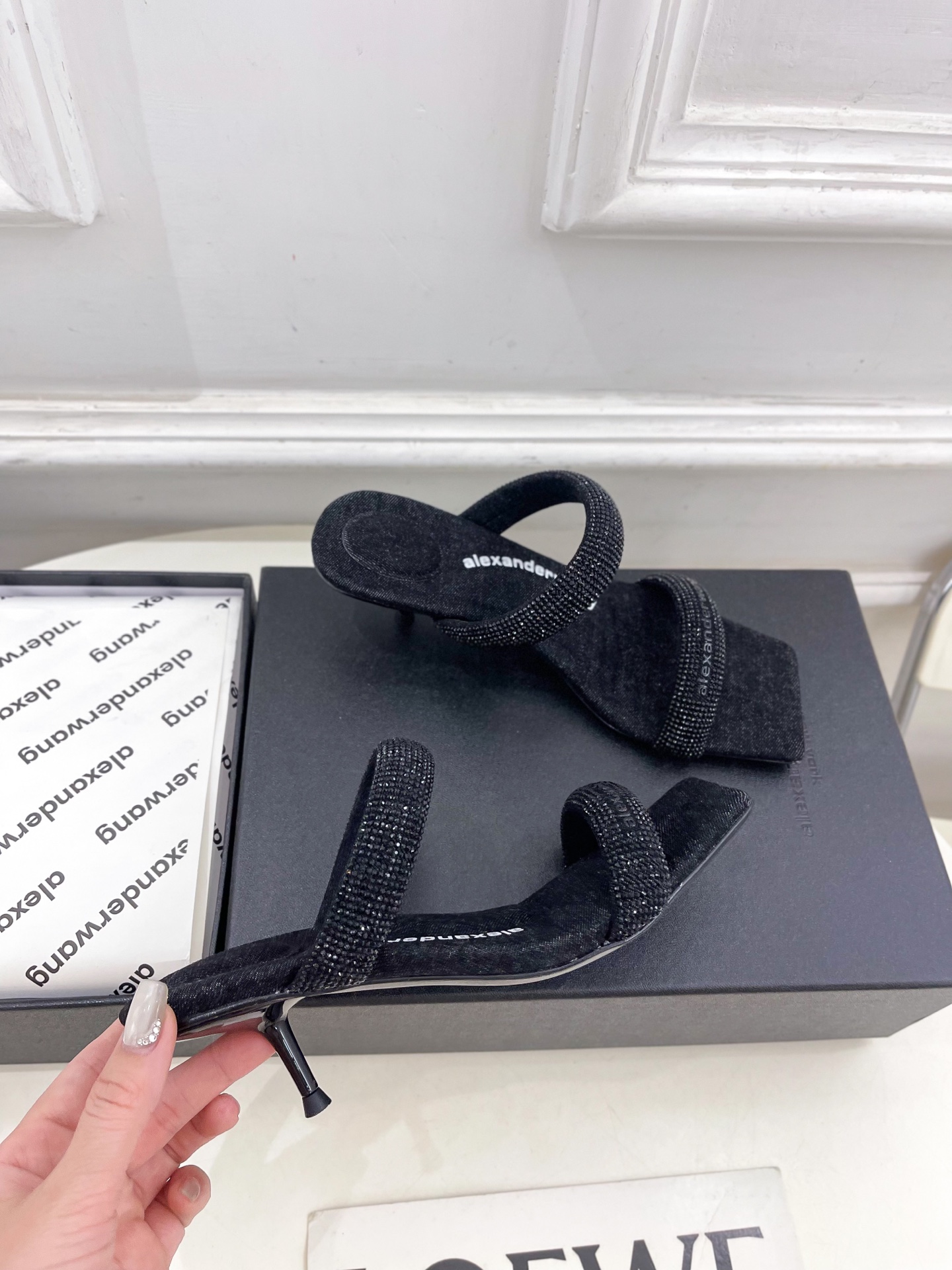 Alexander wang 亚力山•大王

2025早春新品  julie水晶烫钻高跟方头凉拖鞋
——