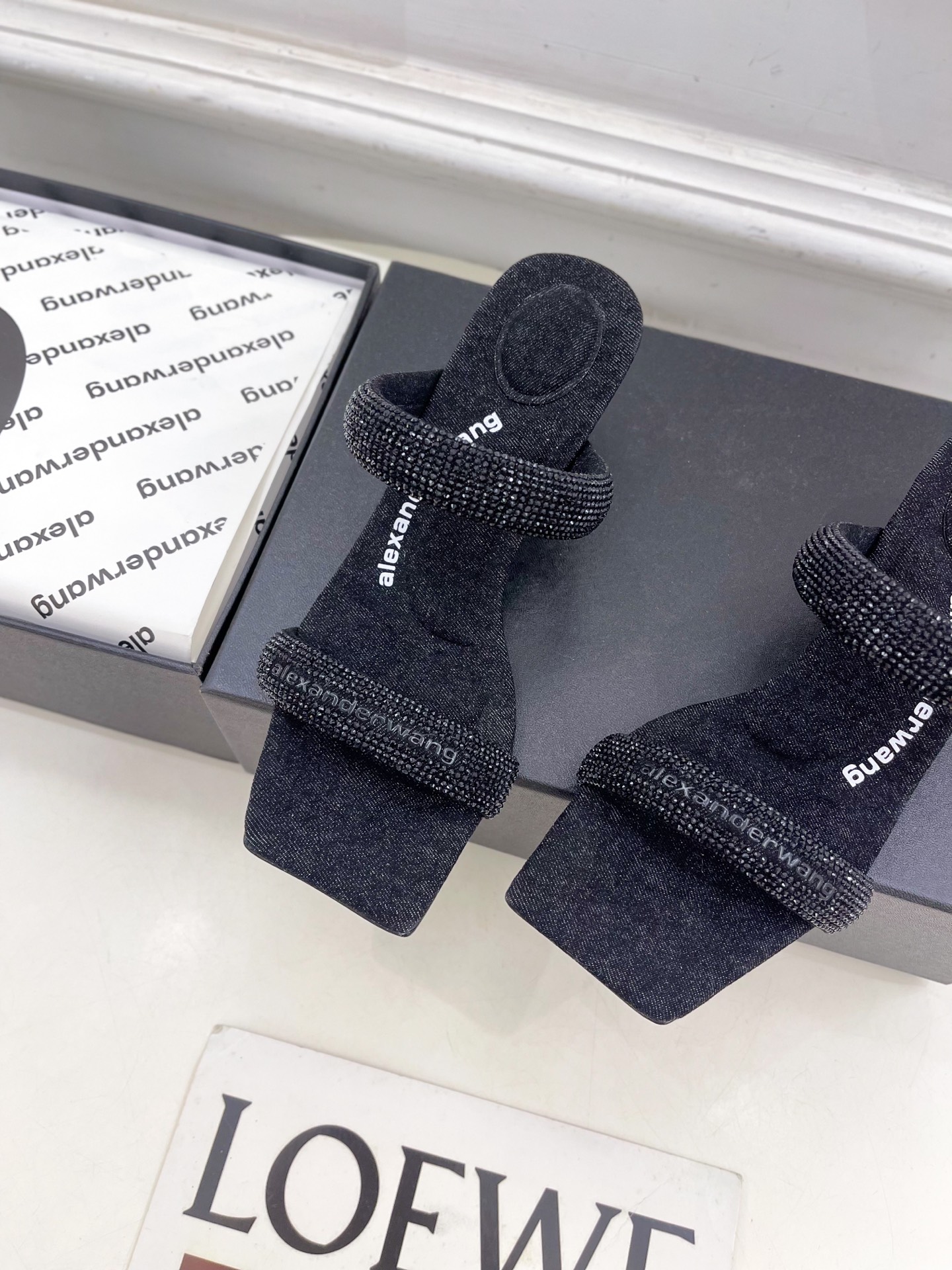 Alexander wang 亚力山•大王

2025早春新品  julie水晶烫钻高跟方头凉拖鞋
——