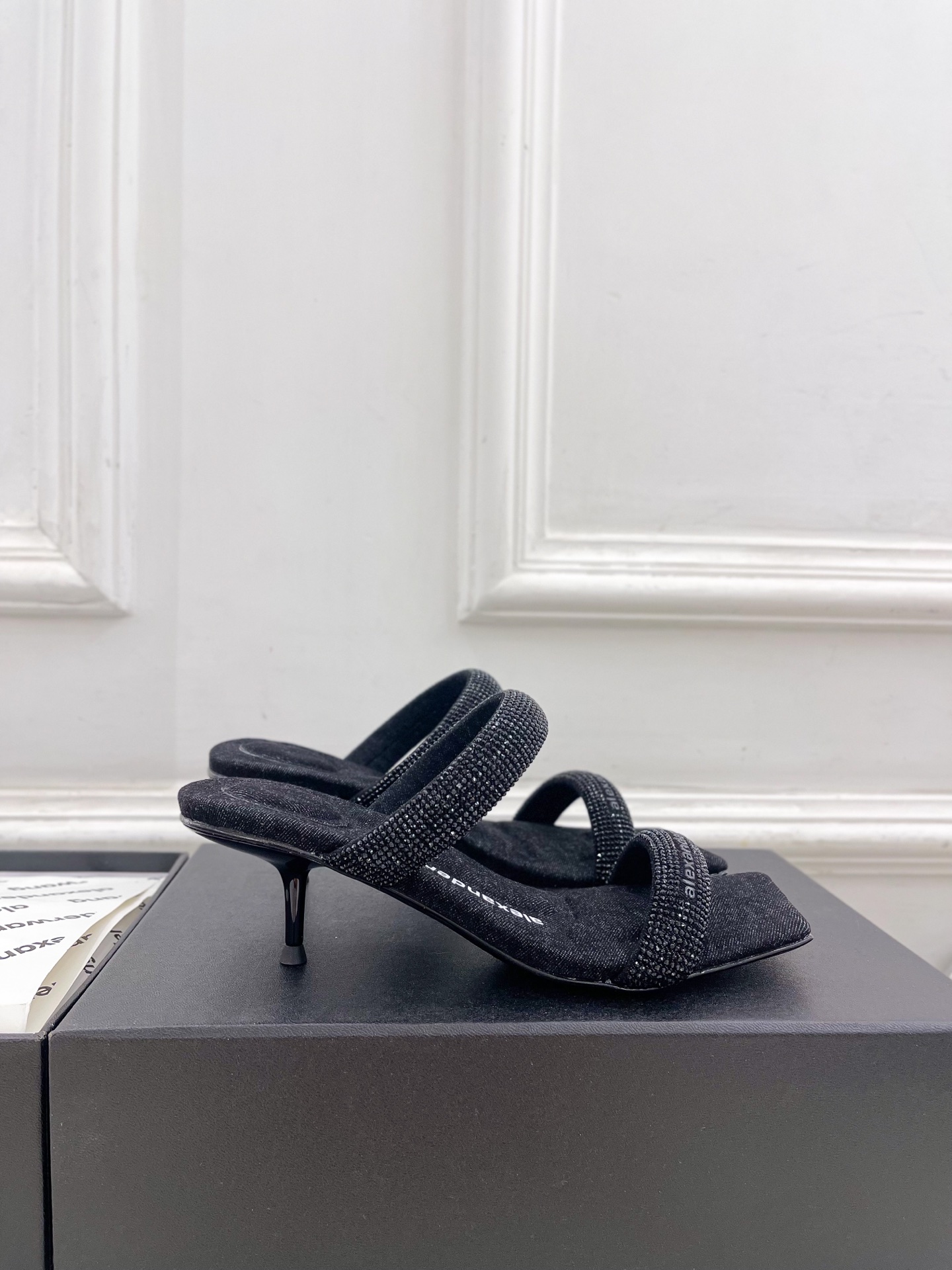 Alexander wang 亚力山•大王

2025早春新品  julie水晶烫钻高跟方头凉拖鞋
——