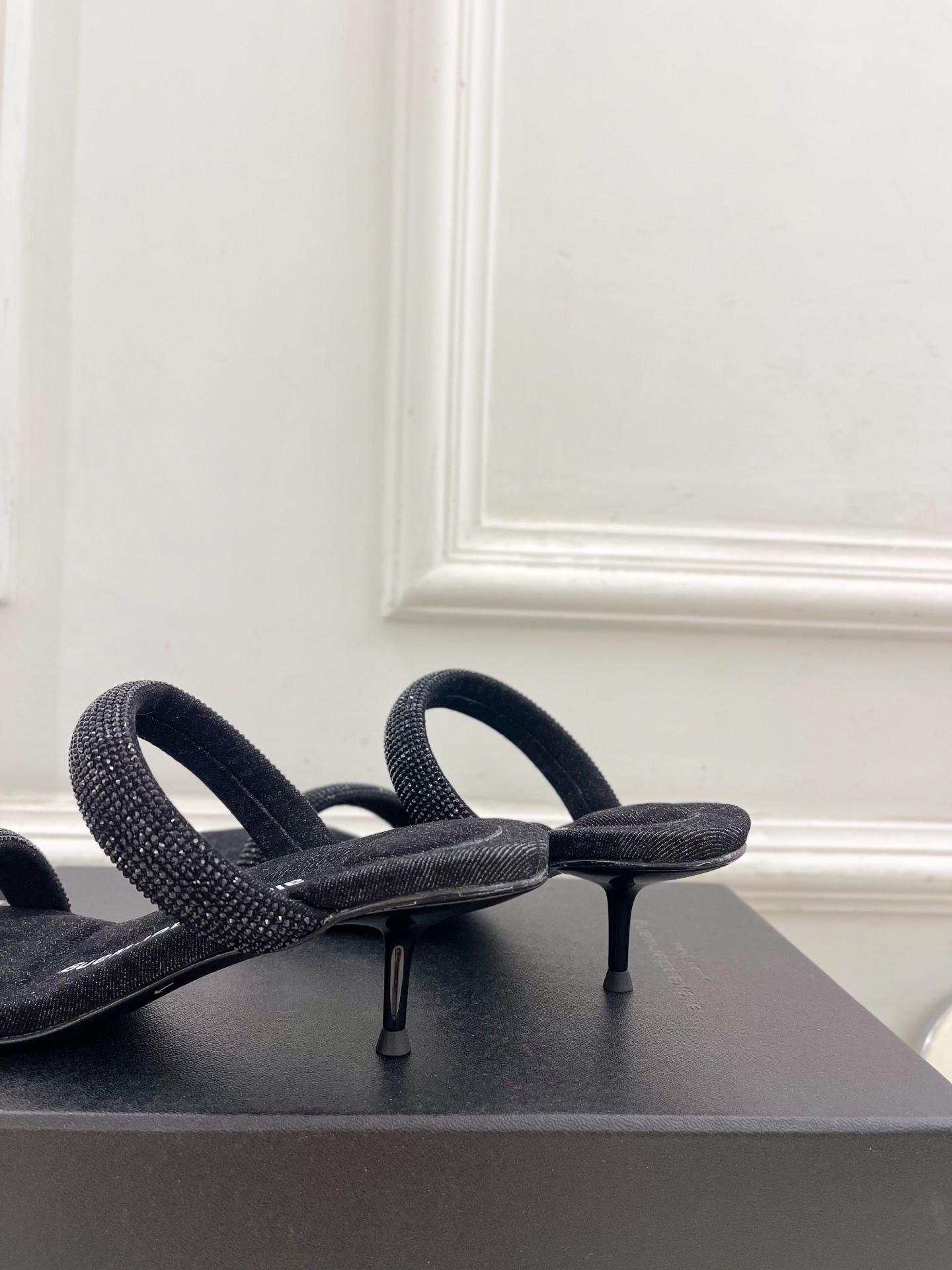 Alexander wang 亚力山•大王

2025早春新品  julie水晶烫钻高跟方头凉拖鞋
——