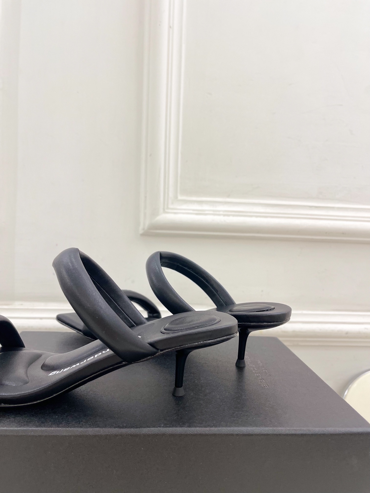 Alexander wang 亚力山•大王

2025早春新品  julie水晶烫钻高跟方头凉拖鞋
——
