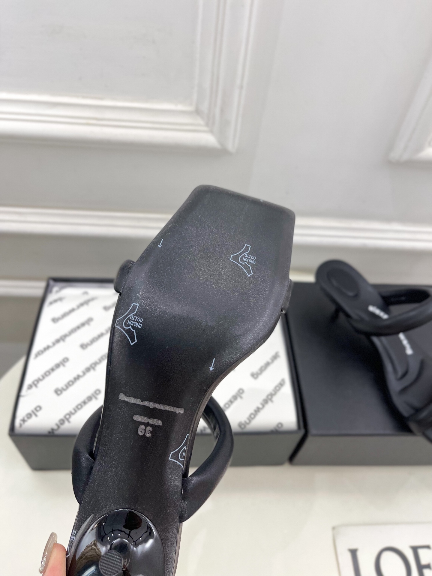 Alexander wang 亚力山•大王

2025早春新品  julie水晶烫钻高跟方头凉拖鞋
——