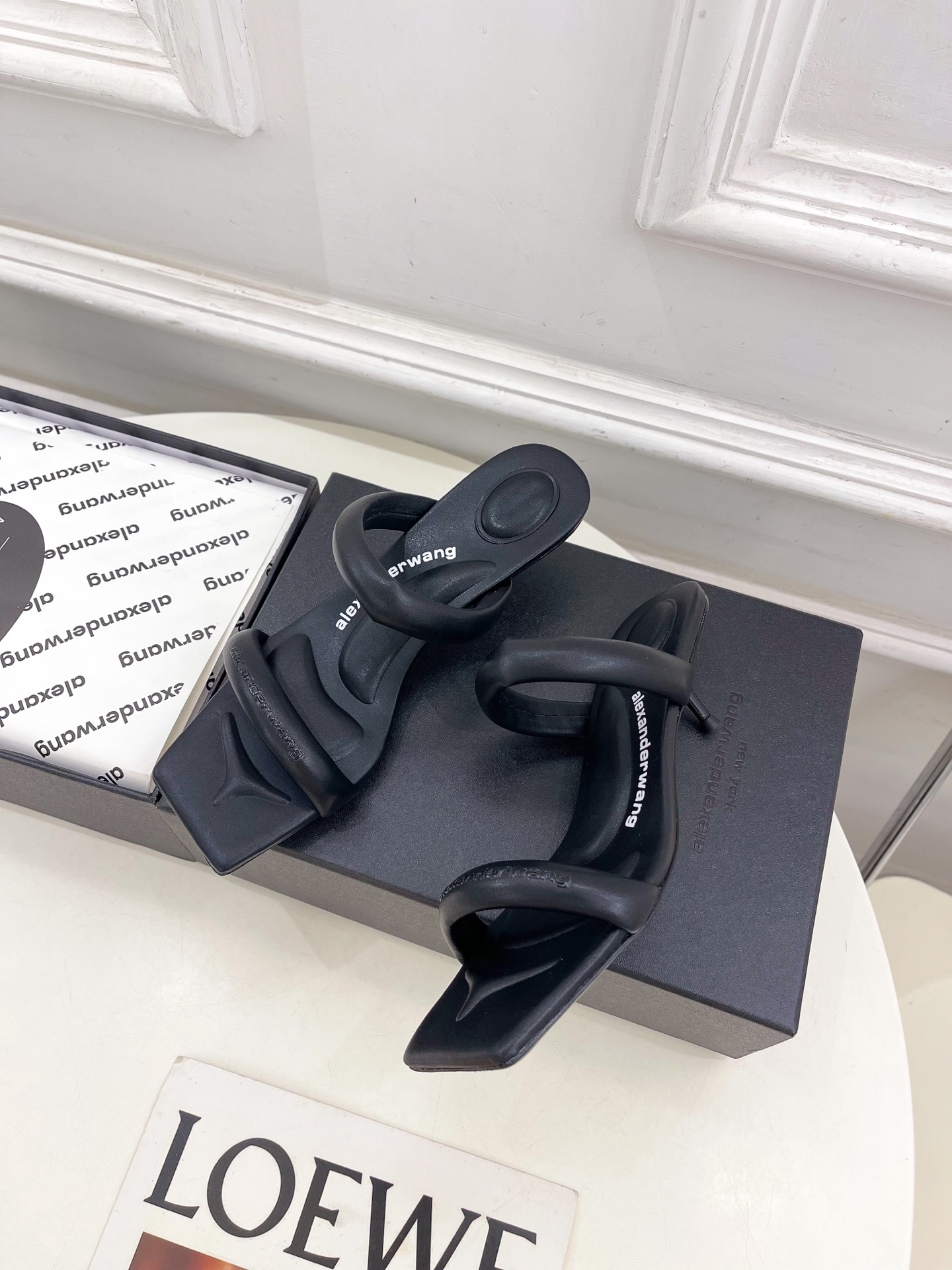 Alexander wang 亚力山•大王

2025早春新品  julie水晶烫钻高跟方头凉拖鞋
——
