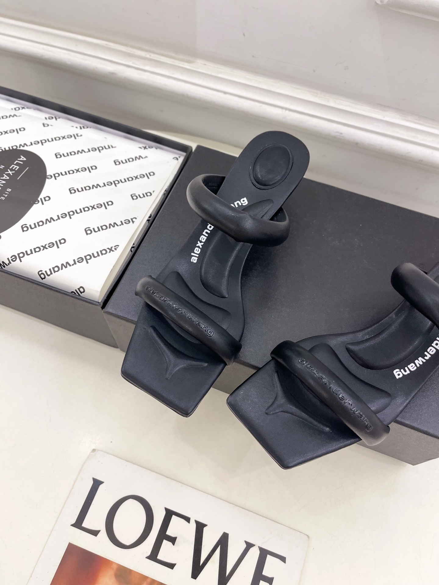 Alexander wang 亚力山•大王

2025早春新品  julie水晶烫钻高跟方头凉拖鞋
——