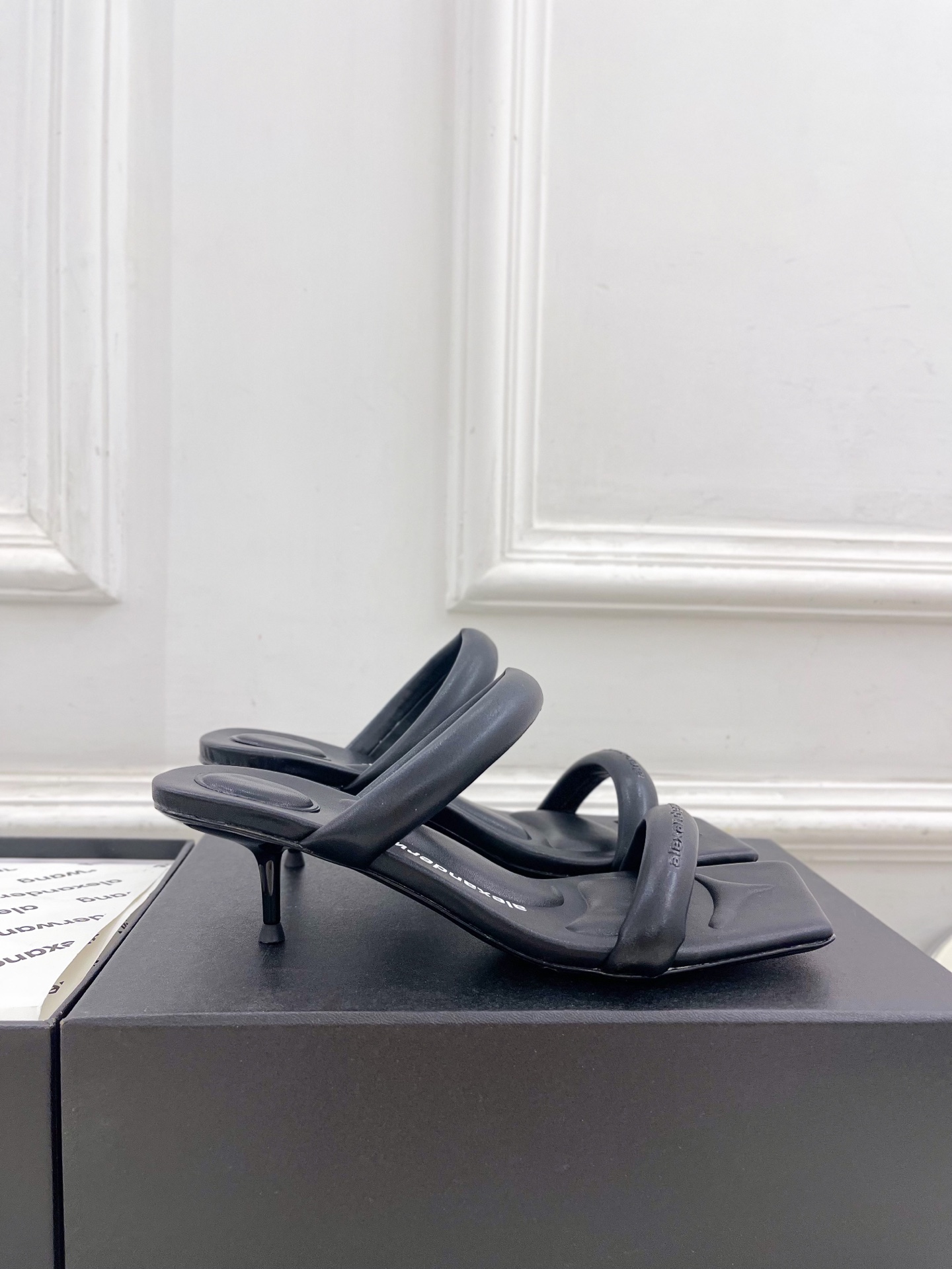 Alexander wang 亚力山•大王

2025早春新品  julie水晶烫钻高跟方头凉拖鞋
——