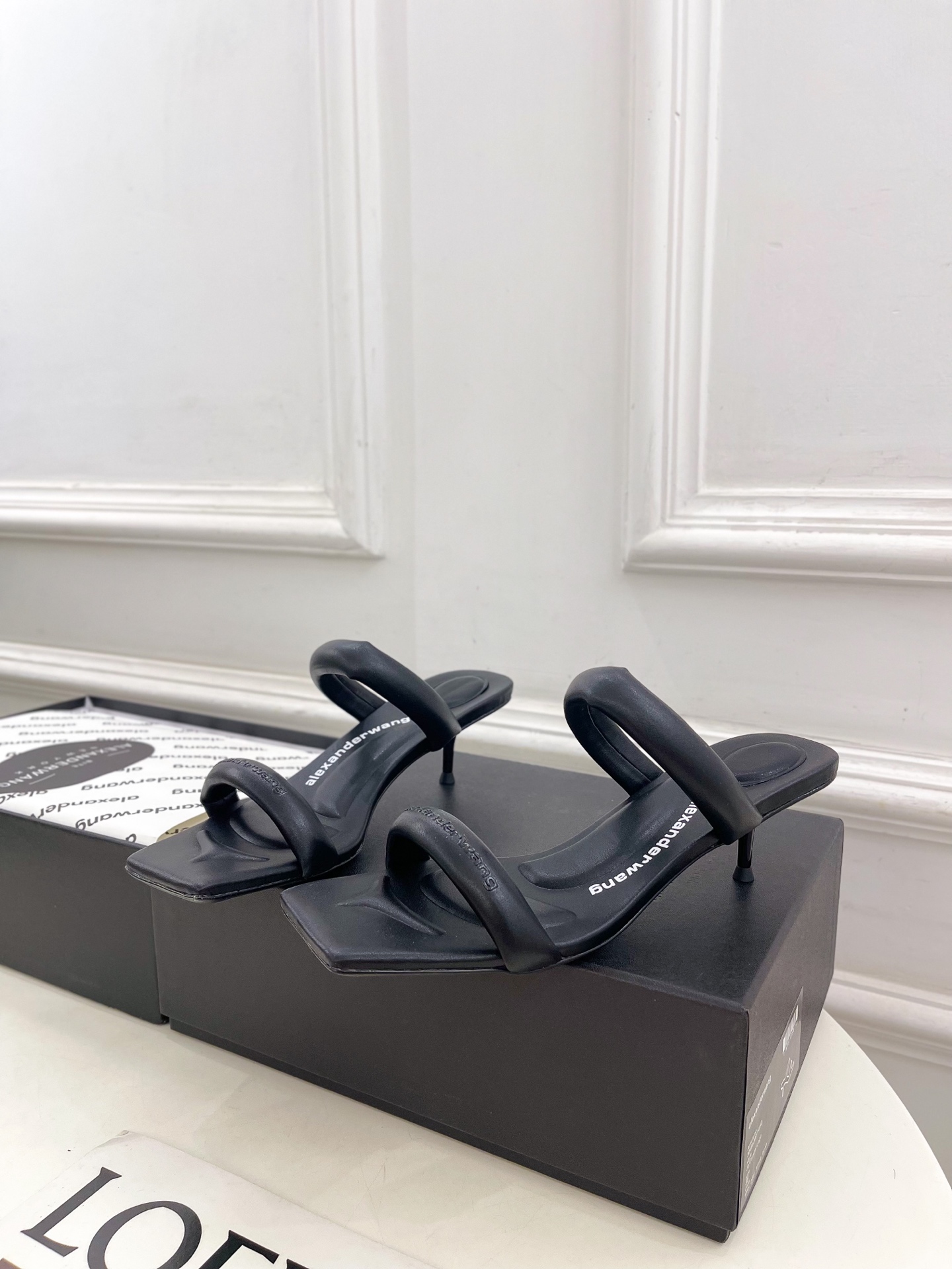 Alexander wang 亚力山•大王

2025早春新品  julie水晶烫钻高跟方头凉拖鞋
——