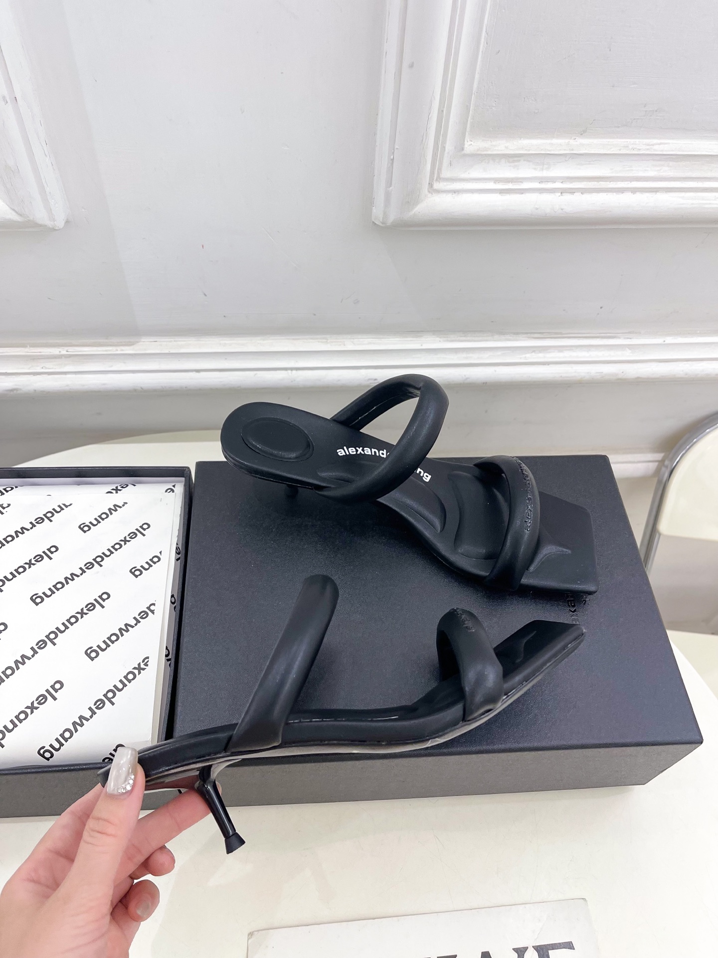 Alexander wang 亚力山•大王

2025早春新品  julie水晶烫钻高跟方头凉拖鞋
——