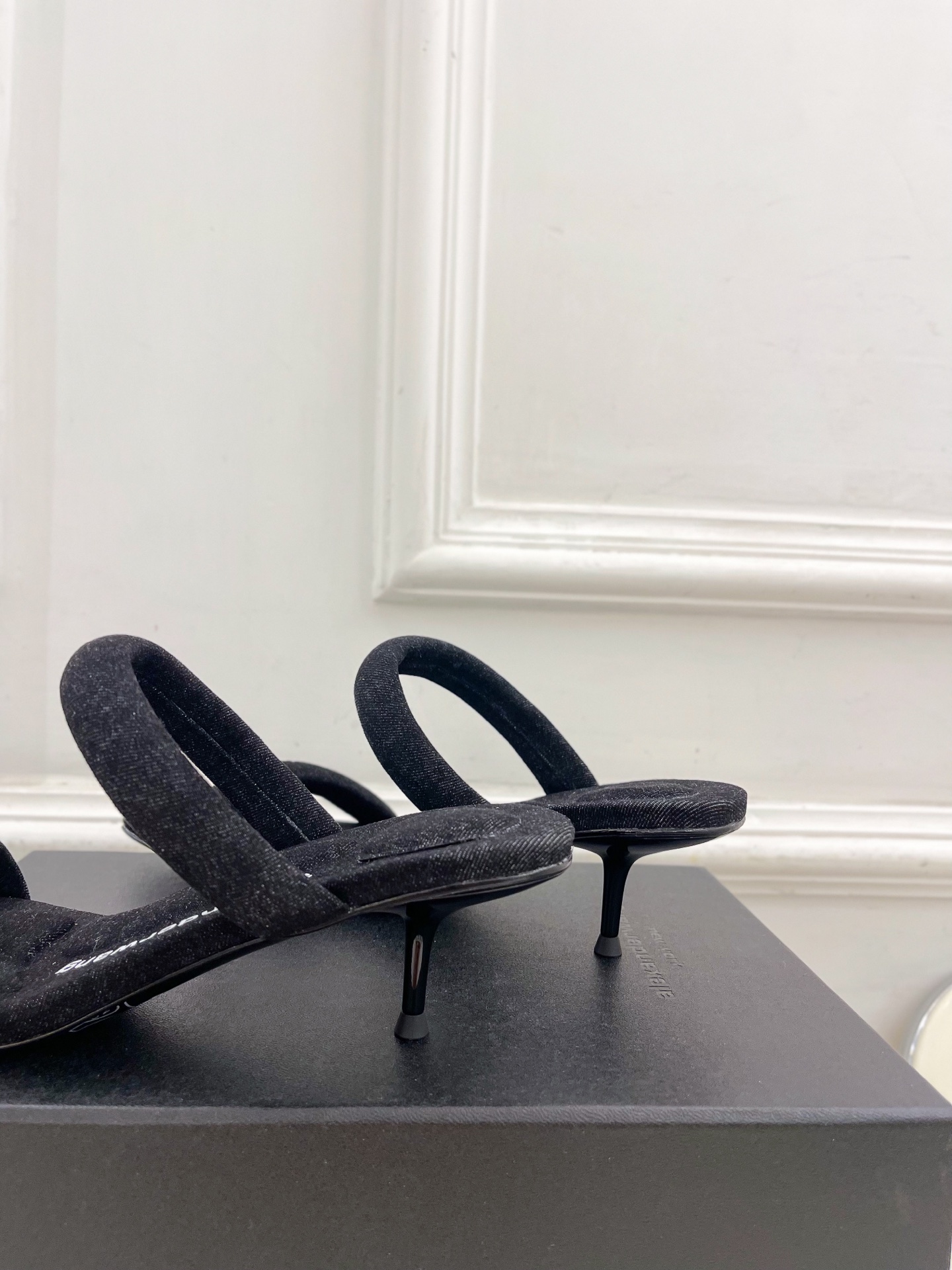Alexander wang 亚力山•大王

2025早春新品  julie水晶烫钻高跟方头凉拖鞋
——