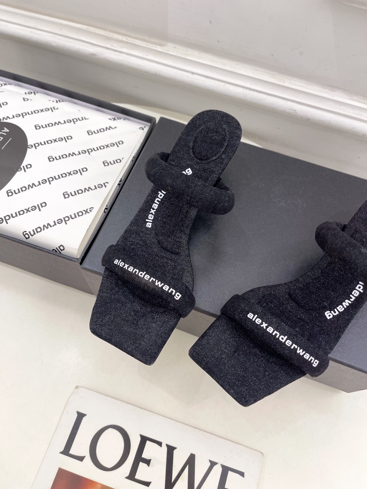 Alexander wang 亚力山•大王

2025早春新品  julie水晶烫钻高跟方头凉拖鞋
——