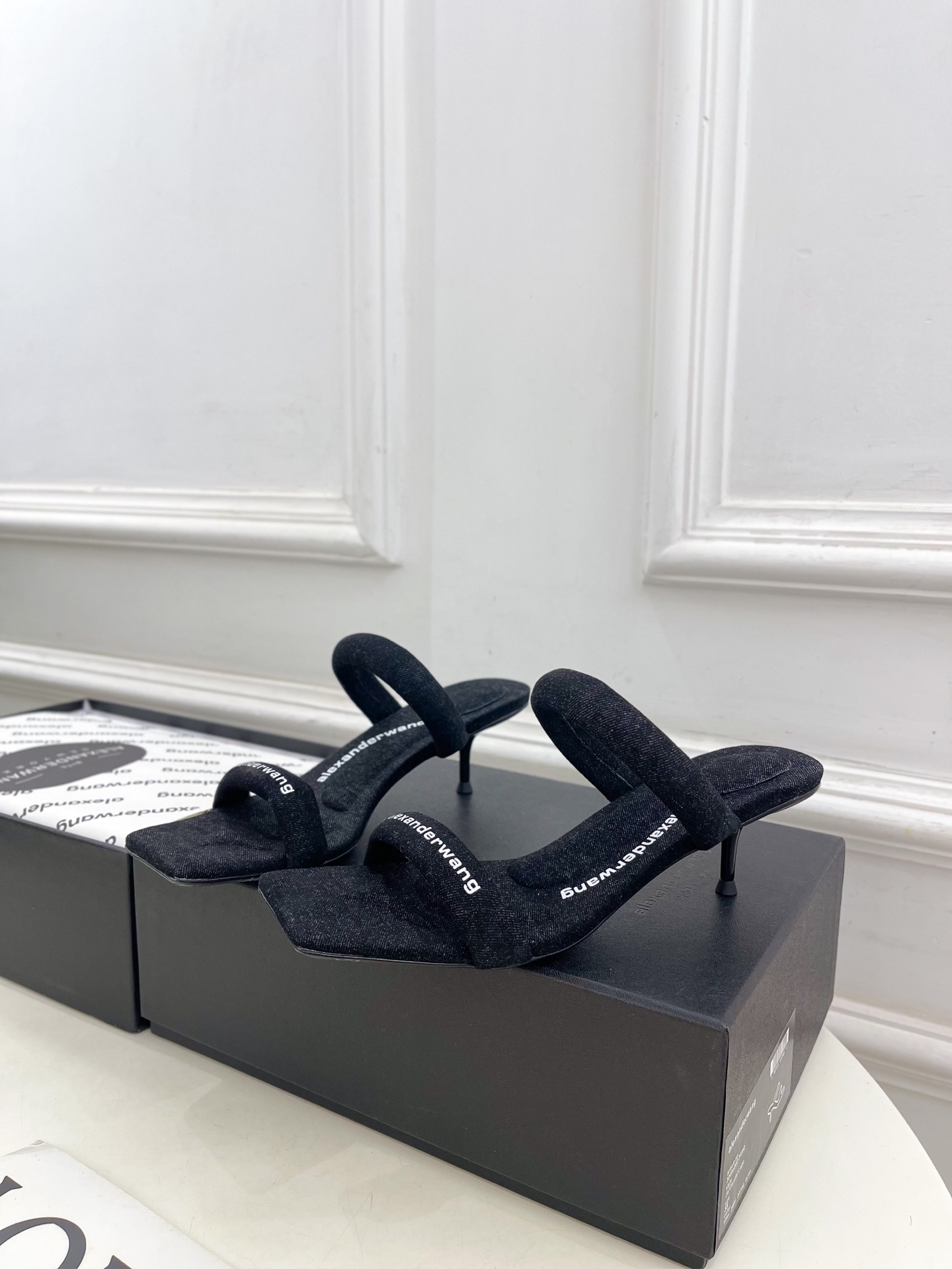 Alexander wang 亚力山•大王

2025早春新品  julie水晶烫钻高跟方头凉拖鞋
——