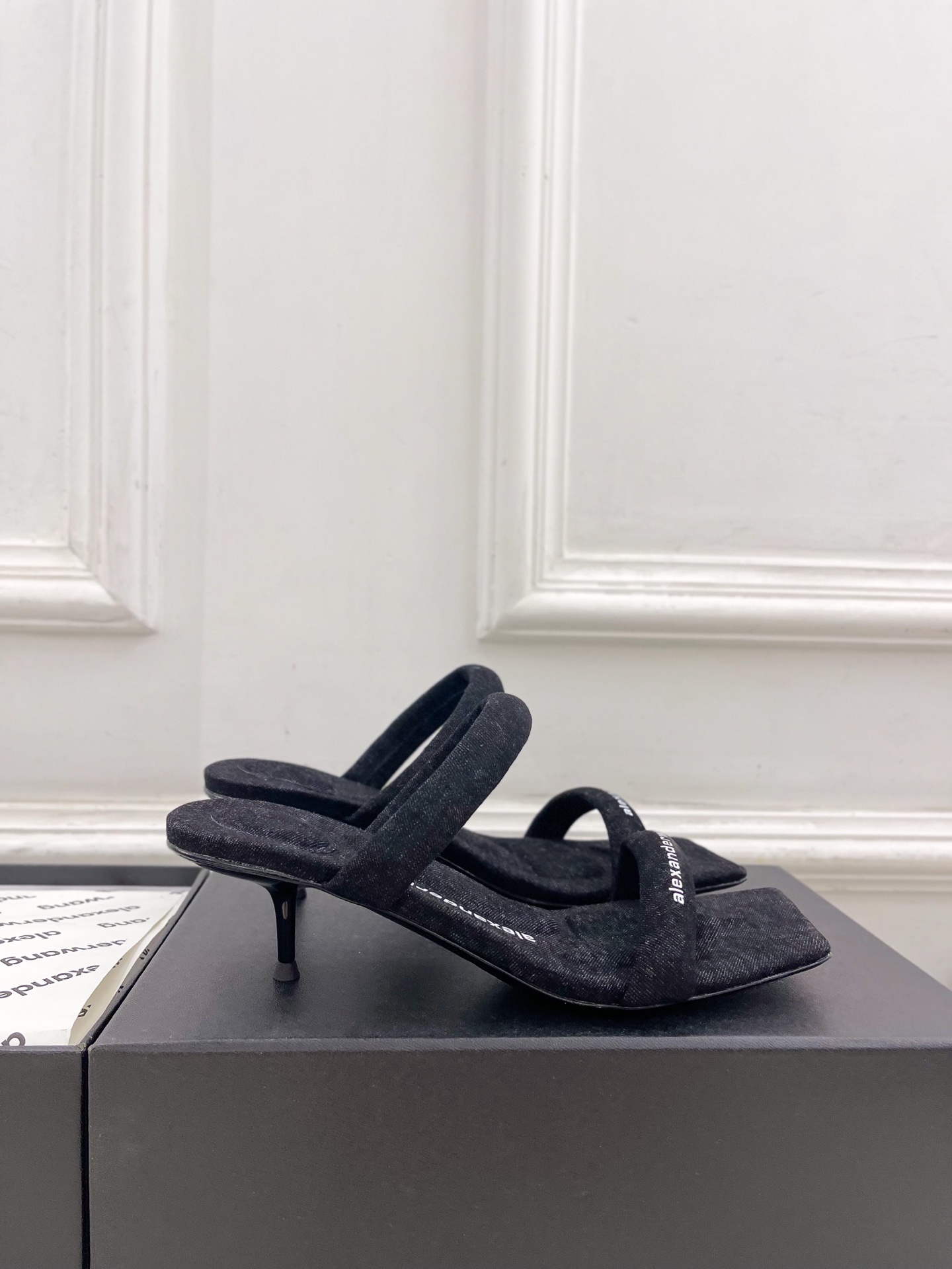 Alexander wang 亚力山•大王

2025早春新品  julie水晶烫钻高跟方头凉拖鞋
——