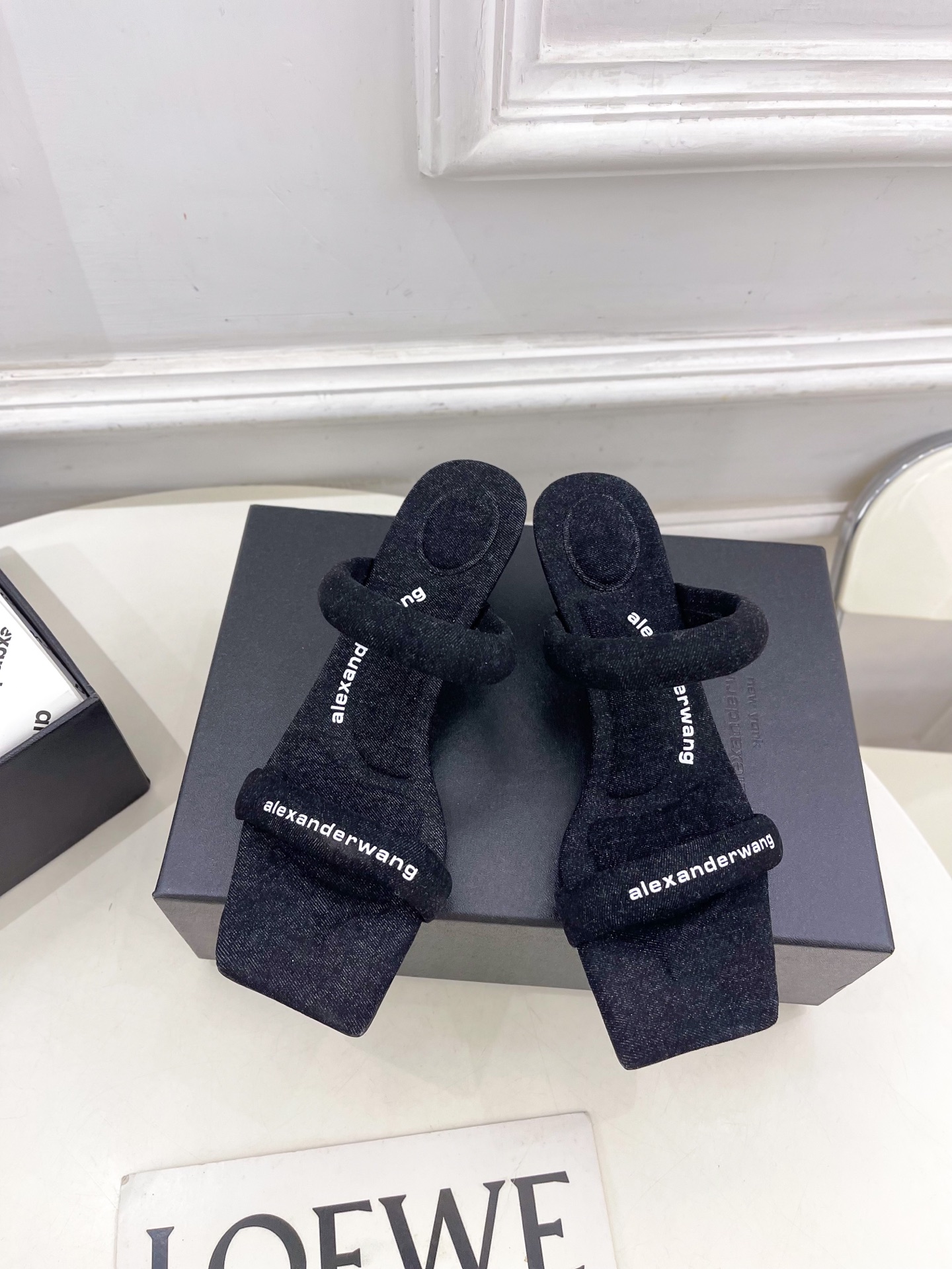 Alexander wang 亚力山•大王

2025早春新品  julie水晶烫钻高跟方头凉拖鞋
——