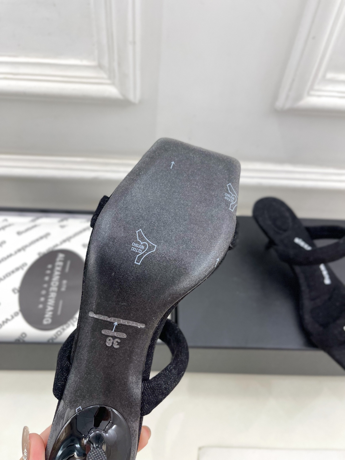 Alexander wang 亚力山•大王

2025早春新品  julie水晶烫钻高跟方头凉拖鞋
——
