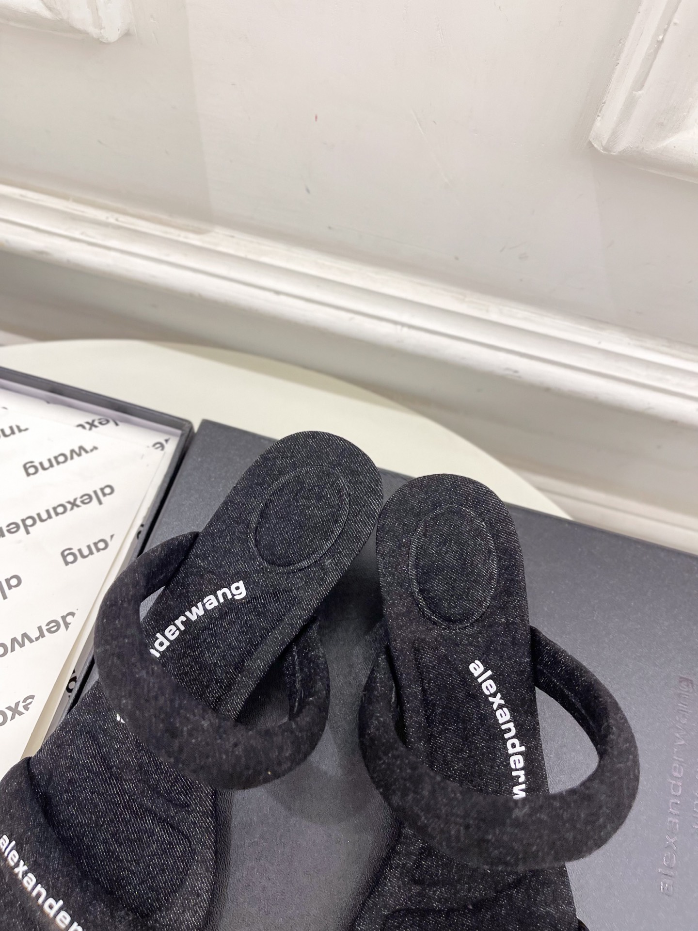 Alexander wang 亚力山•大王

2025早春新品  julie水晶烫钻高跟方头凉拖鞋
——