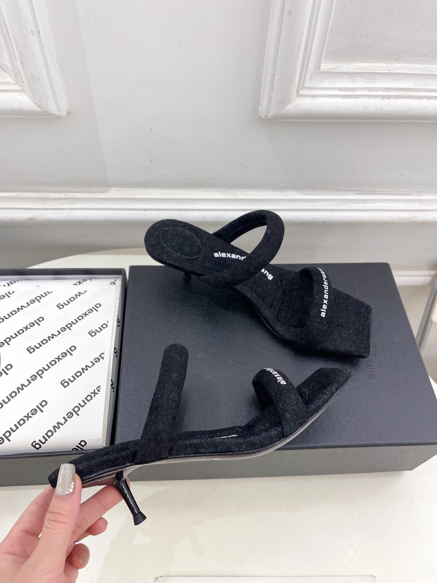 Alexander wang 亚力山•大王

2025早春新品  julie水晶烫钻高跟方头凉拖鞋
——