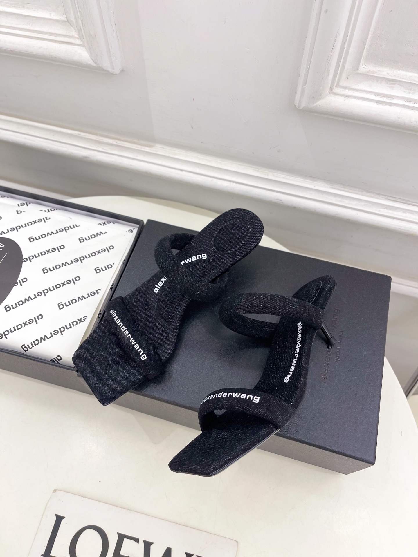 Alexander wang 亚力山•大王

2025早春新品  julie水晶烫钻高跟方头凉拖鞋
——