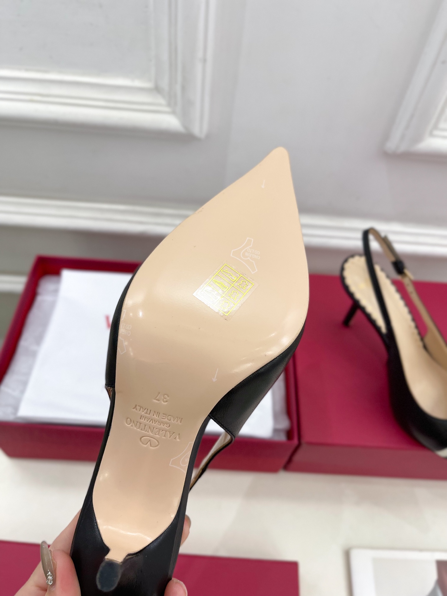Valentino 华伦天奴 2025ss早春新品  V扣蝴蝶结拼色高跟凉鞋上新☑️
—————————