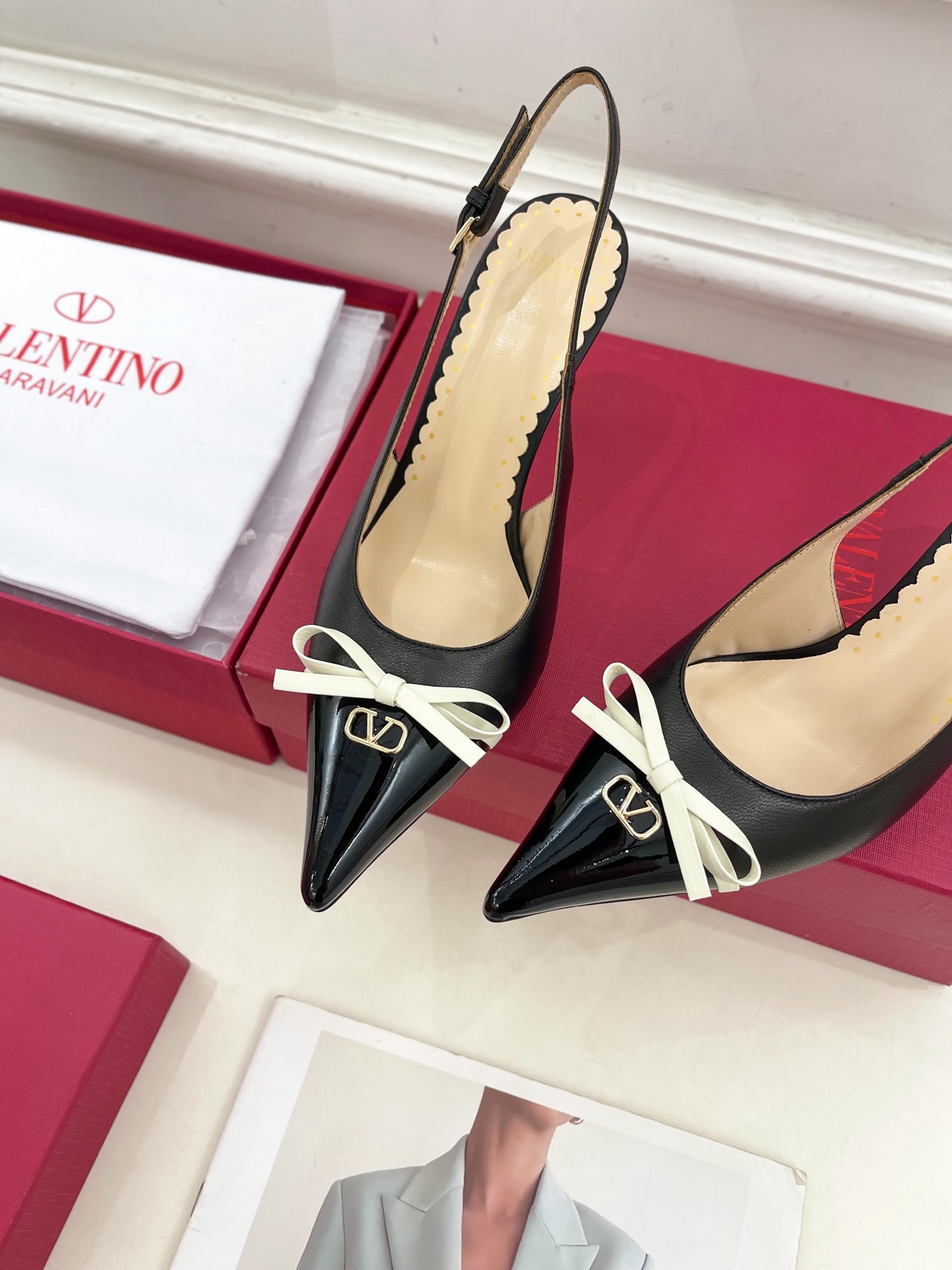Valentino 华伦天奴 2025ss早春新品  V扣蝴蝶结拼色高跟凉鞋上新☑️
—————————