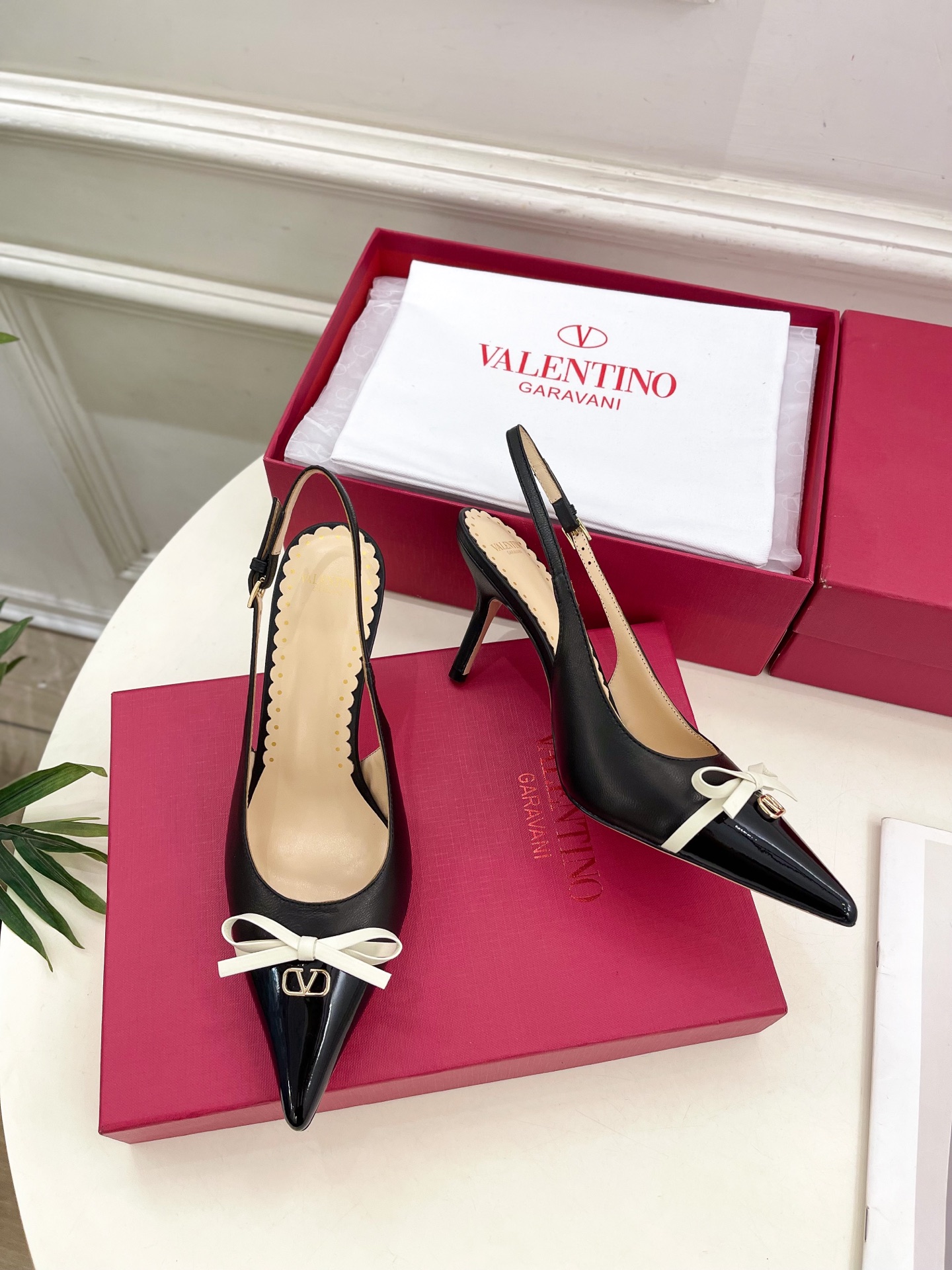 Valentino 华伦天奴 2025ss早春新品  V扣蝴蝶结拼色高跟凉鞋上新☑️
—————————