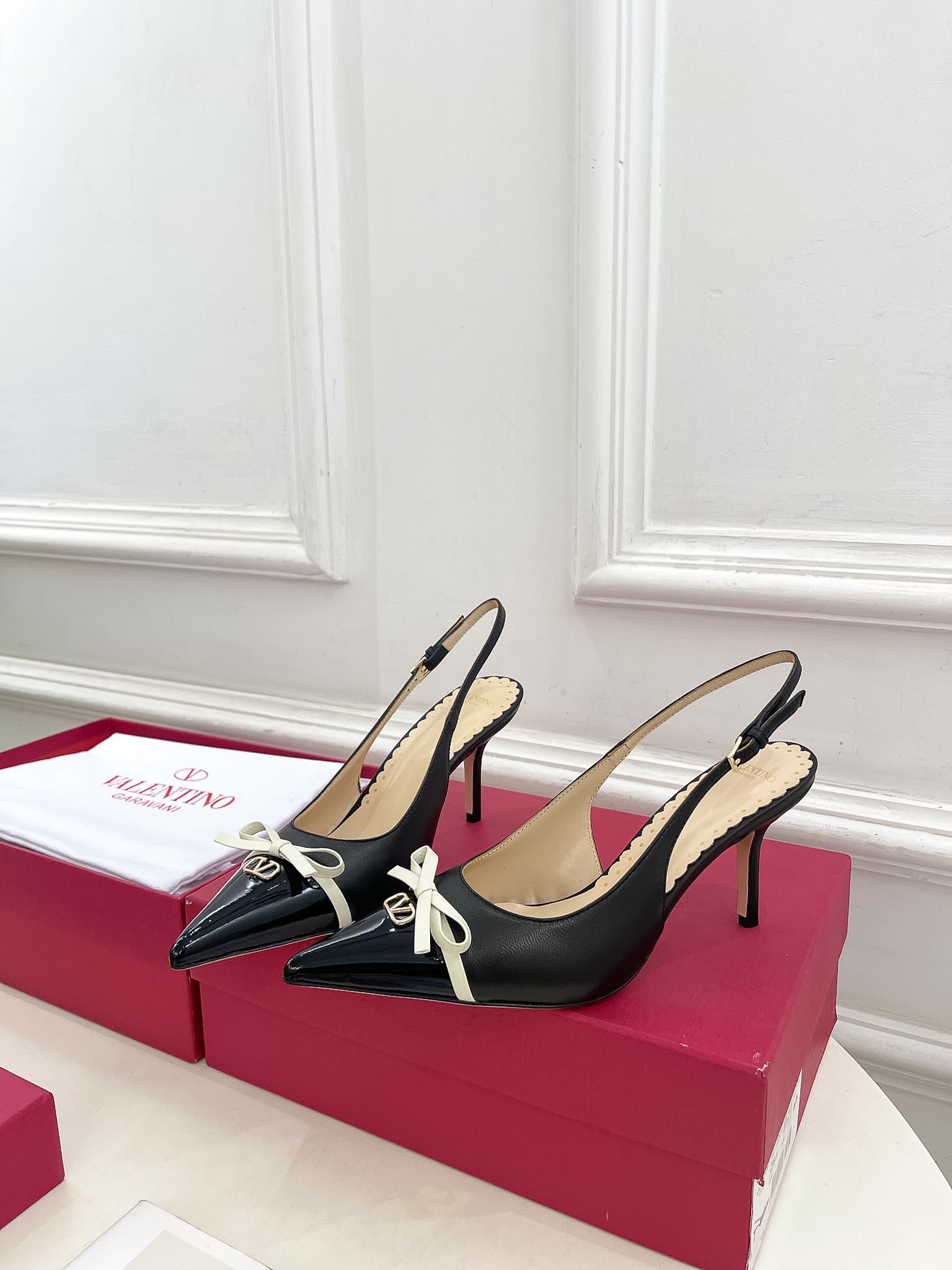 Valentino 华伦天奴 2025ss早春新品  V扣蝴蝶结拼色高跟凉鞋上新☑️
—————————