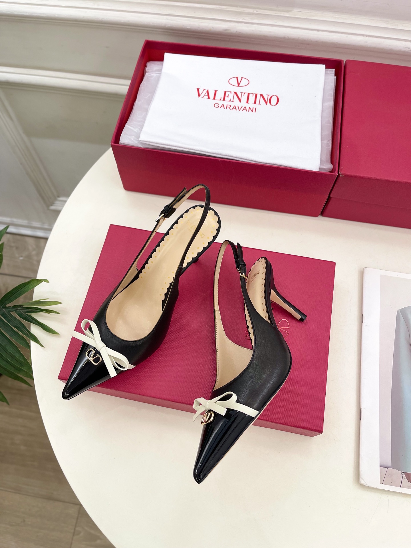 Valentino 华伦天奴 2025ss早春新品  V扣蝴蝶结拼色高跟凉鞋上新☑️
—————————