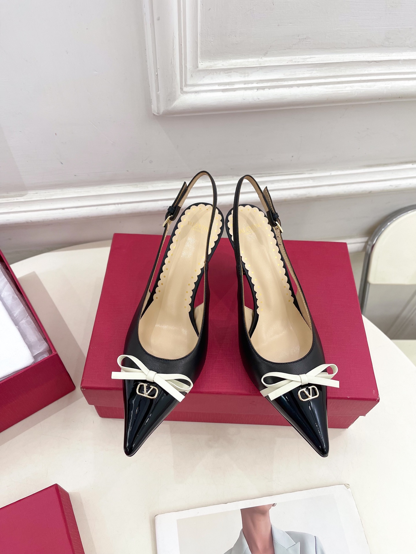 Valentino 华伦天奴 2025ss早春新品  V扣蝴蝶结拼色高跟凉鞋上新☑️
—————————