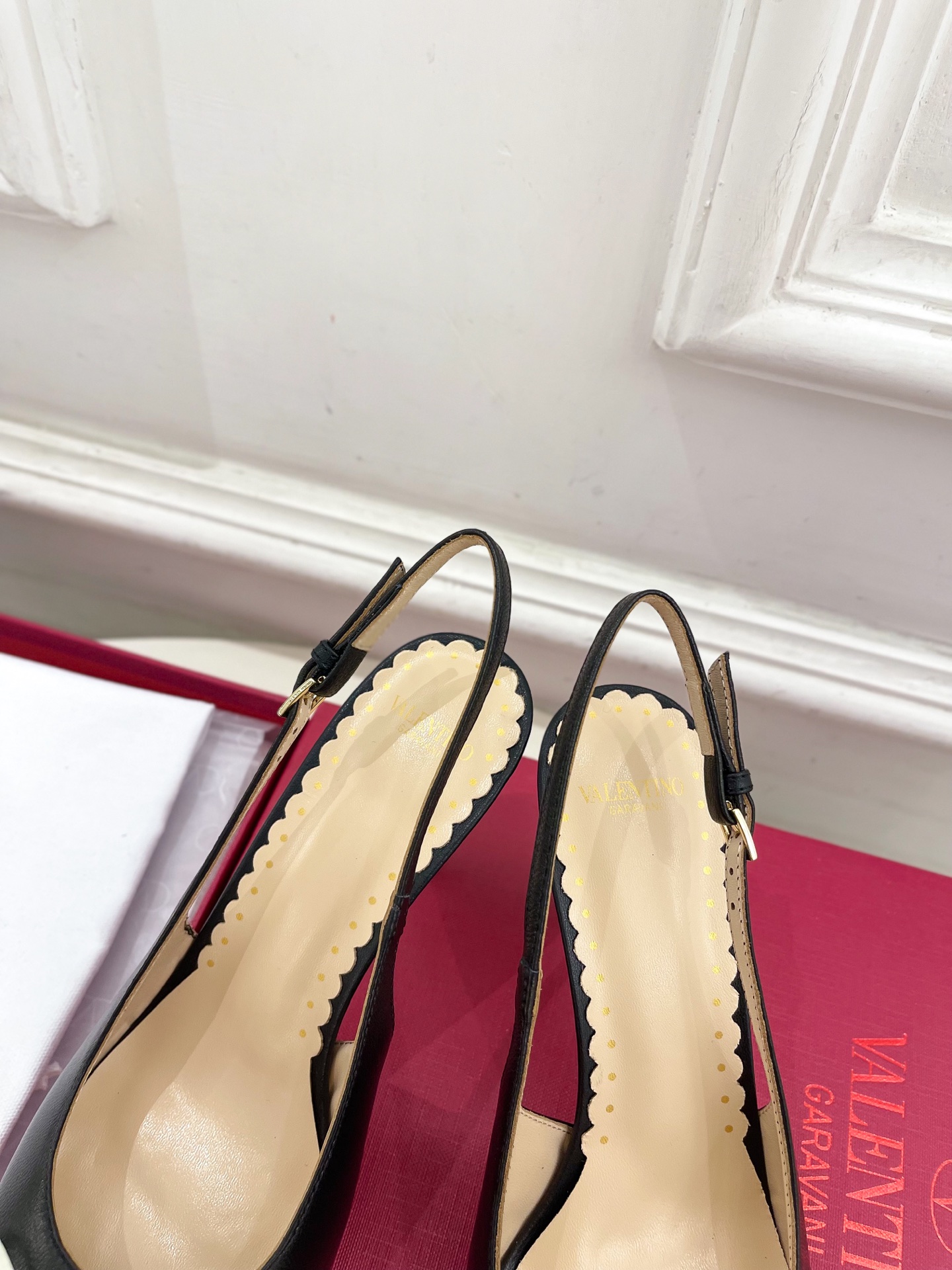 Valentino 华伦天奴 2025ss早春新品  V扣蝴蝶结拼色高跟凉鞋上新☑️
—————————