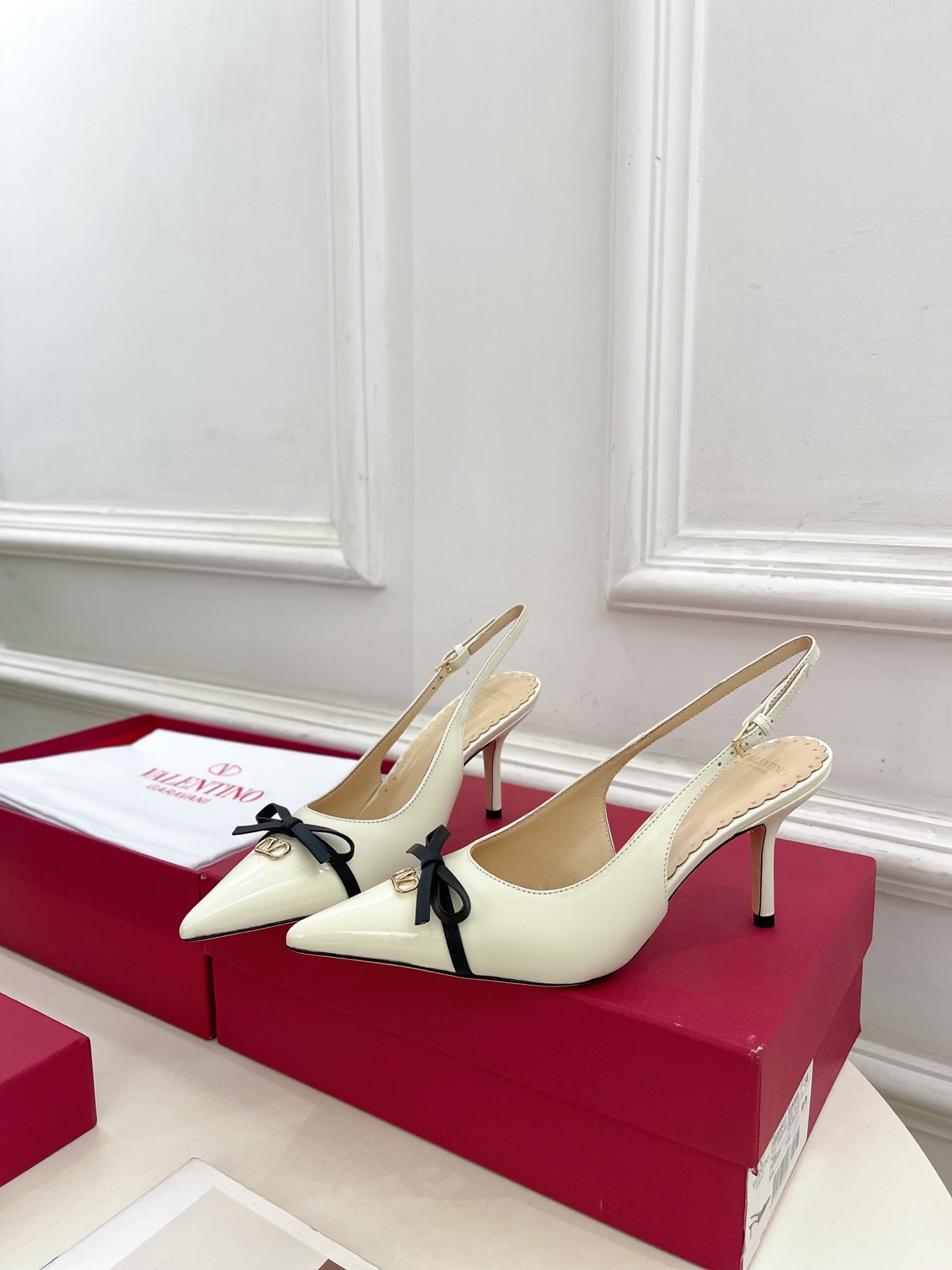 Valentino 华伦天奴 2025ss早春新品  V扣蝴蝶结拼色高跟凉鞋上新☑️
—————————
