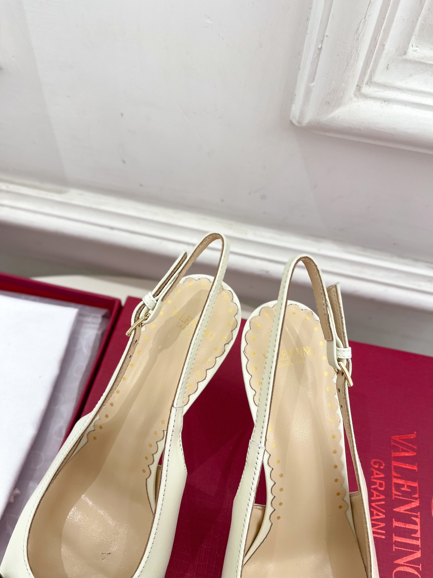Valentino 华伦天奴 2025ss早春新品  V扣蝴蝶结拼色高跟凉鞋上新☑️
—————————