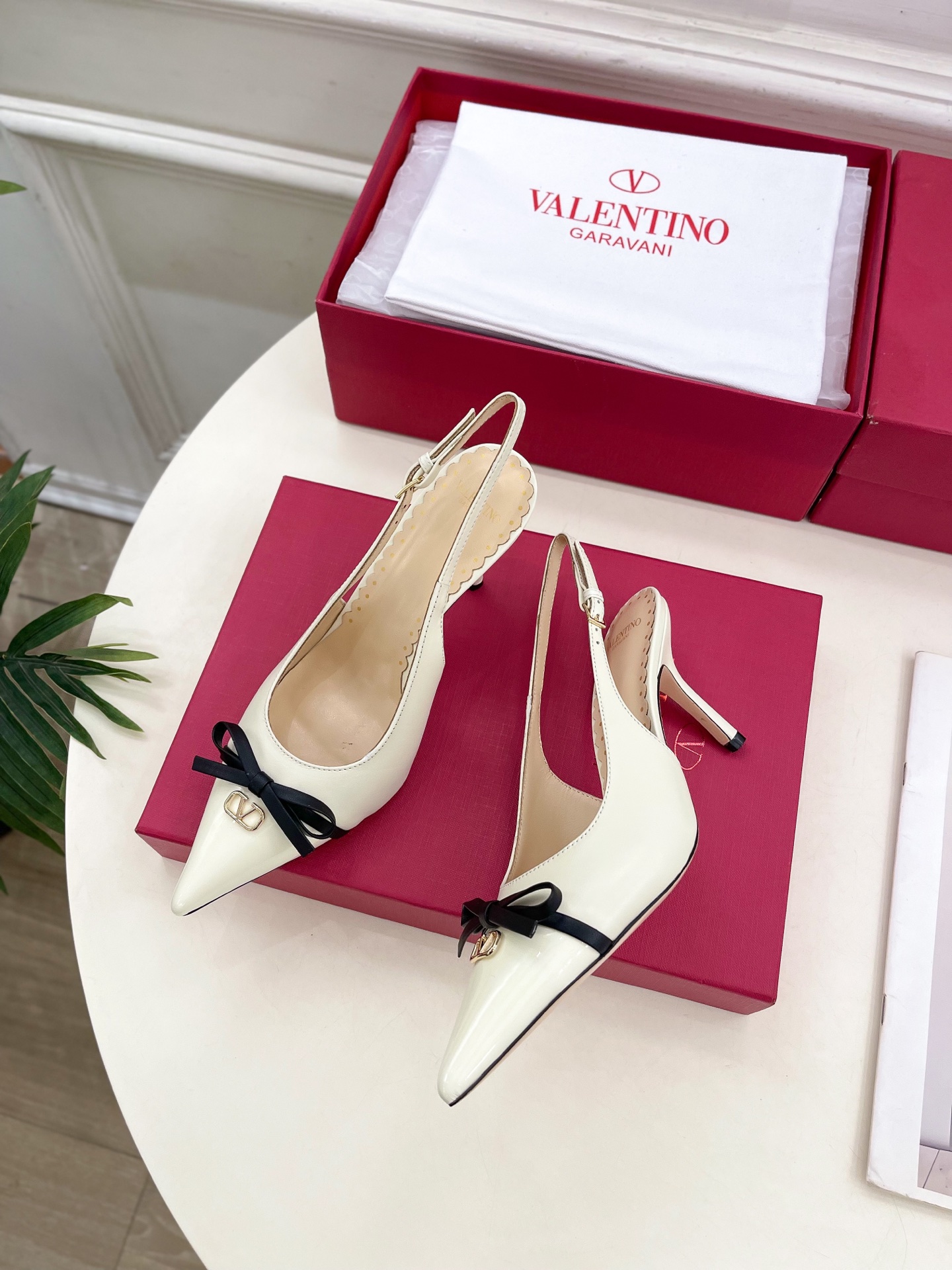 Valentino 华伦天奴 2025ss早春新品  V扣蝴蝶结拼色高跟凉鞋上新☑️
—————————