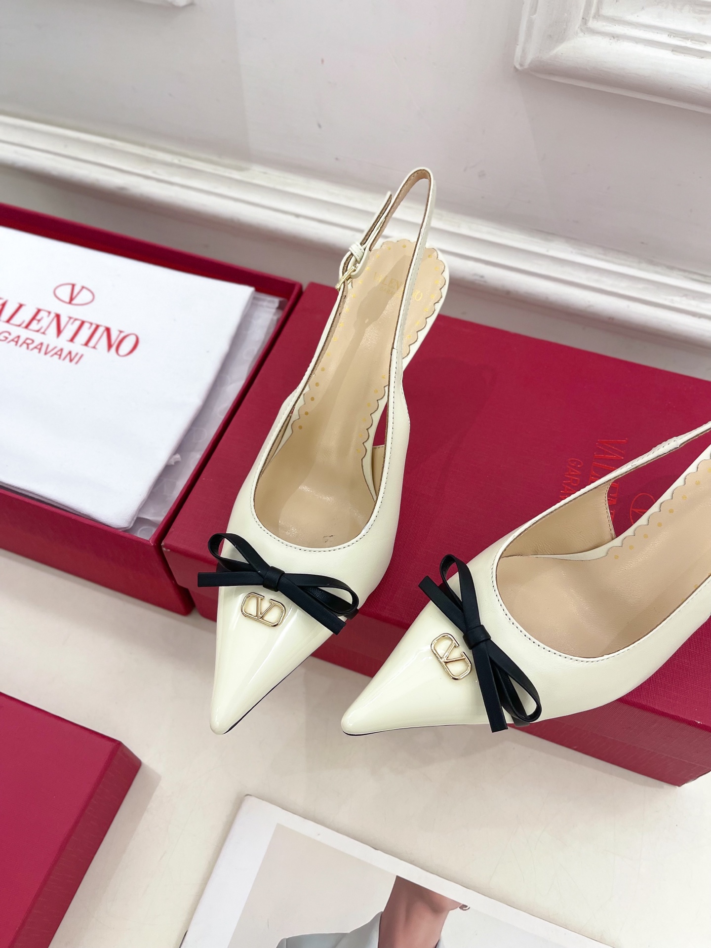 Valentino 华伦天奴 2025ss早春新品  V扣蝴蝶结拼色高跟凉鞋上新☑️
—————————