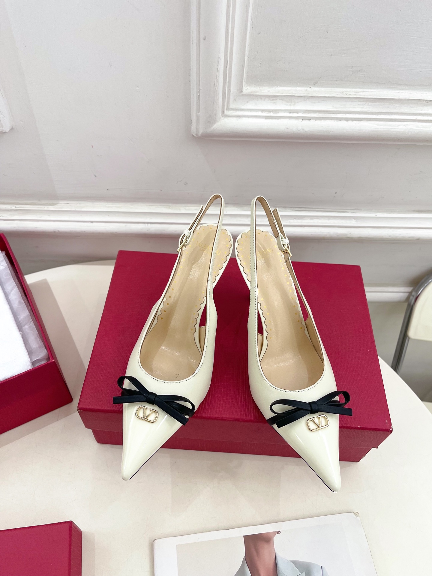 Valentino 华伦天奴 2025ss早春新品  V扣蝴蝶结拼色高跟凉鞋上新☑️
—————————